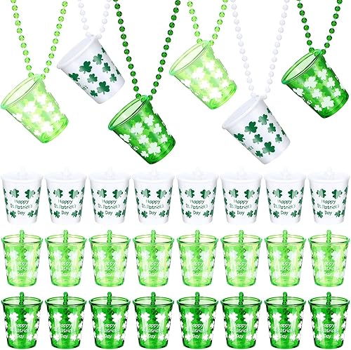 Cunno 30 piezas de vaso de chupito del día de San Patricio con cuentas, collar de plástico de trébol, collar de vaso de chupito blanco y verde,