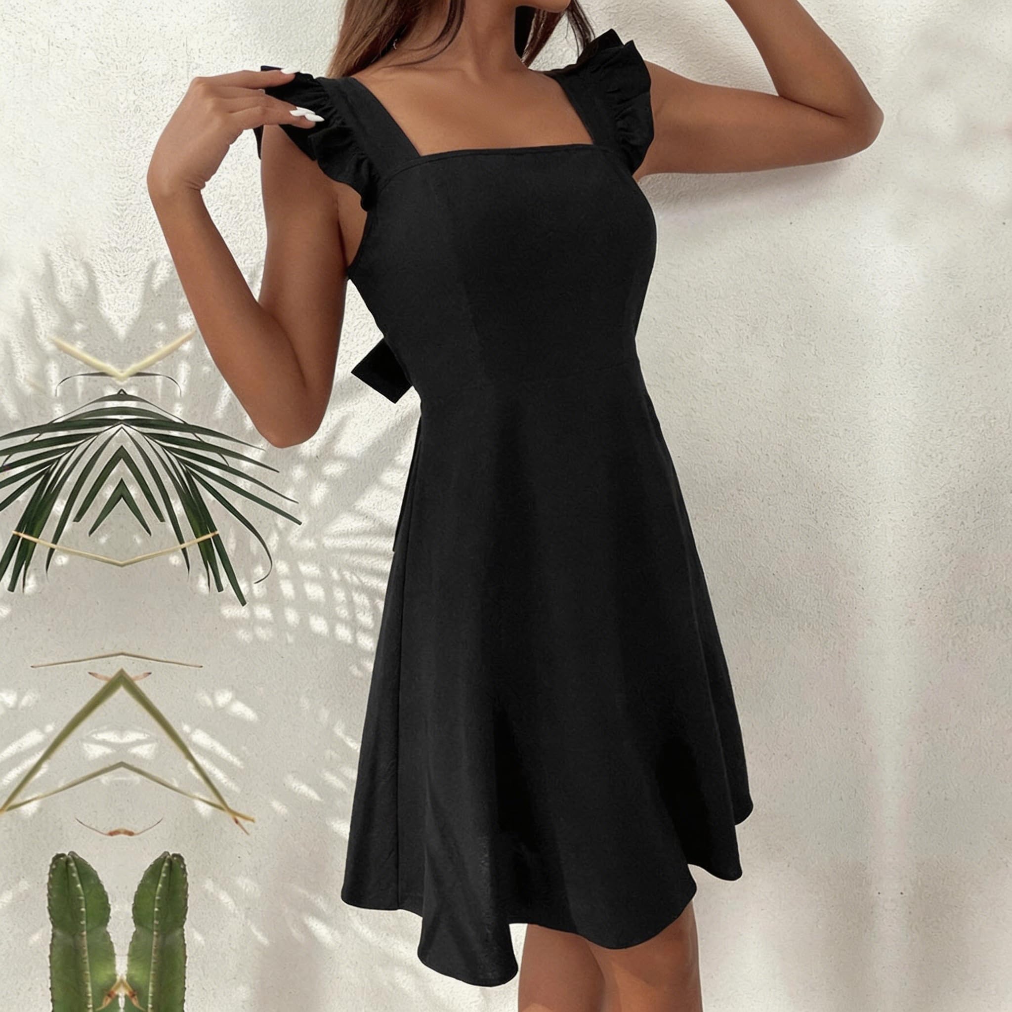 Mini Sommerkleid mit Rüschen, Trägern, A Linie, Eckigem Ausschnitt, Offenem Rücken und Schleife – EIN Leichtes, Fließendes Sommerkleid mit Hohem Bund für Den Strandurlaub.