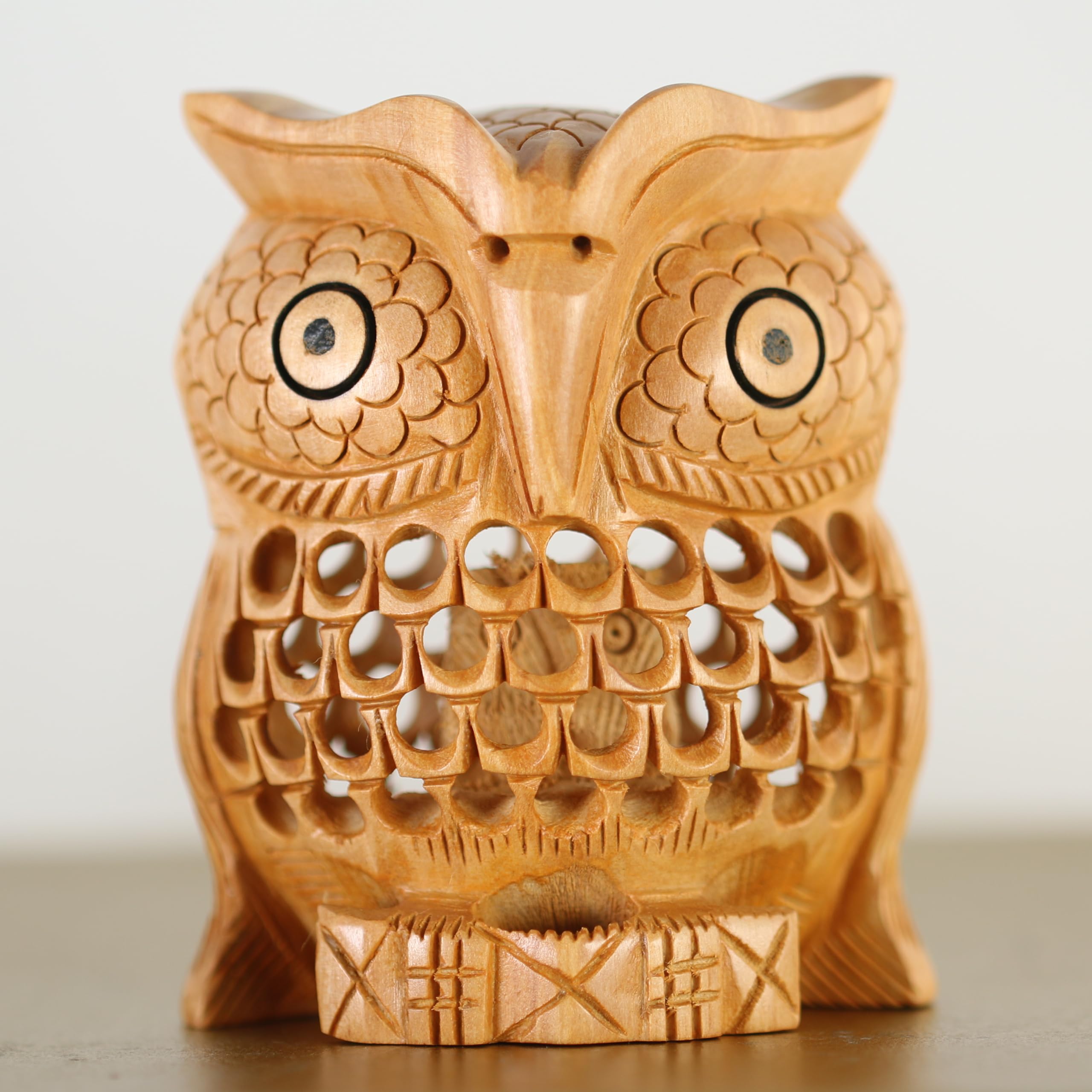 ART-CRAFT Kadam Holz Eule mit eingeschnitztem Küken 5cm hoch