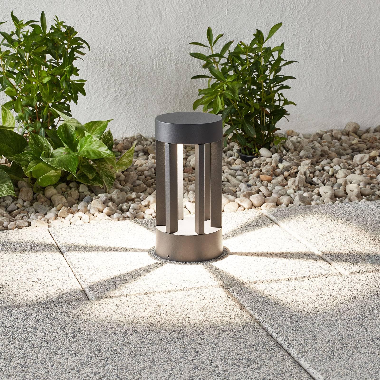 Lampada LED da esterni 'Jordis' (Moderno) colore Nero, in Alluminio (1 luce, lampadina inclusa) di Lindby | lampioncino, paletto luminoso, lampada da viale, lampione