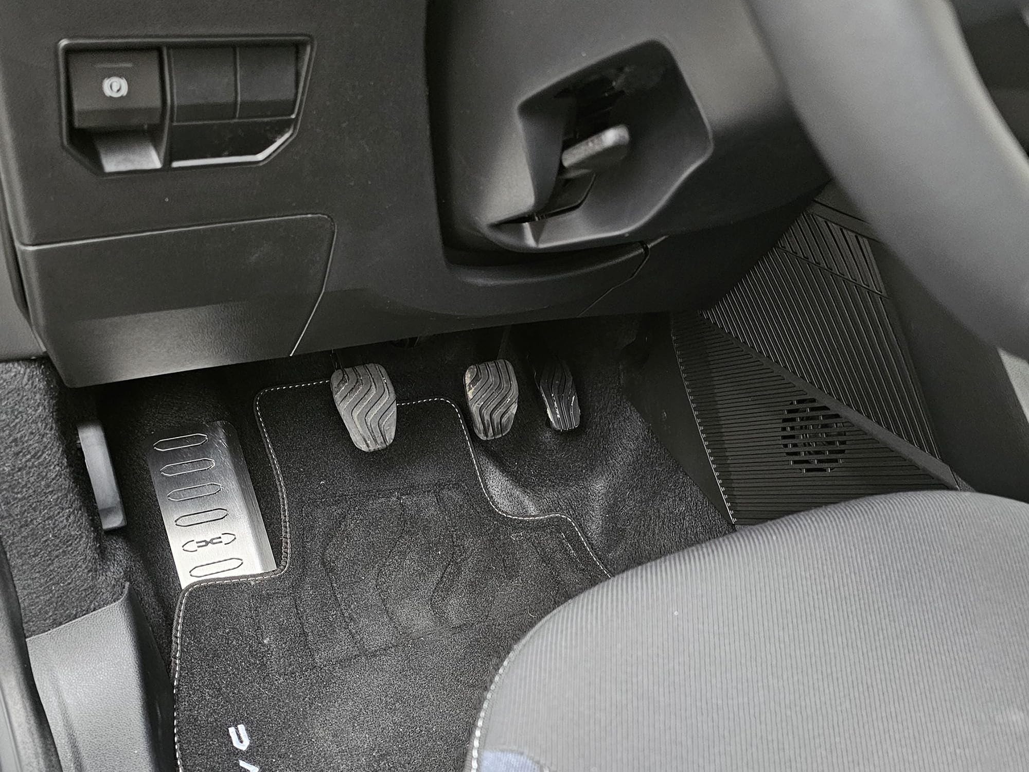 Reposapiés de acero para 2024+ Dacia.Duster III 3 (P1310) | 1 pieza inoxidable Essential Expression Journey Extreme Duster Accesorios Tuning