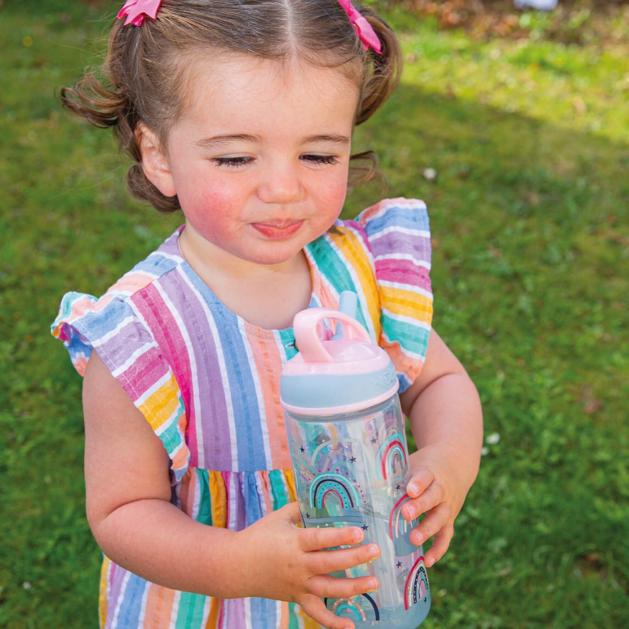 Nuby Super Flip – Tasse pour enfants | Anti-fuites | Poignée de transport | Motifs arcs-en-ciel | 540 ml | Poignée de transport | +18 Mois | 2 pack