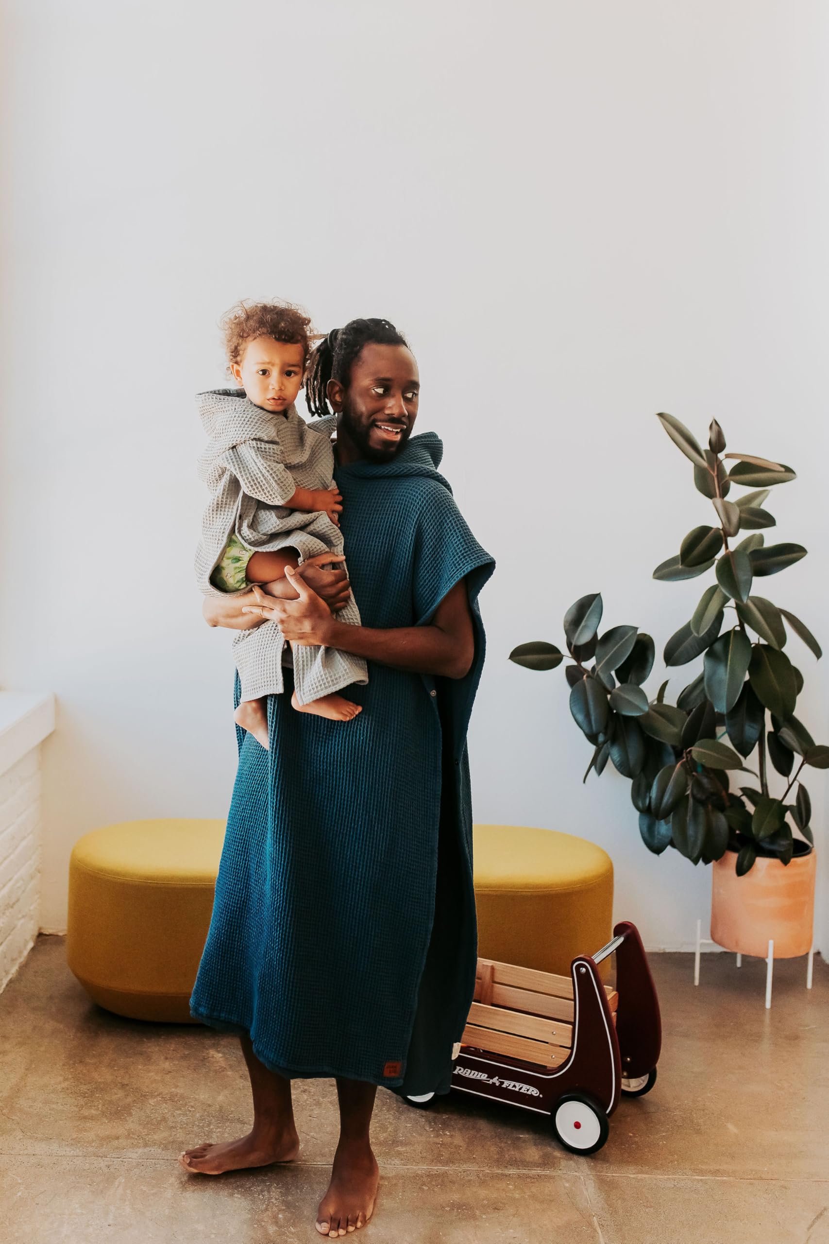 Jade&Kai Kapuzenhandtuch für Erwachsene, lässt sich in einen Poncho einrasten, Bio-Baumwolle, Waffelmuster, leicht und saugfähig, Bad, Strand und Pool, passend zu Kindern, mehrere Farben, Januar Aqua