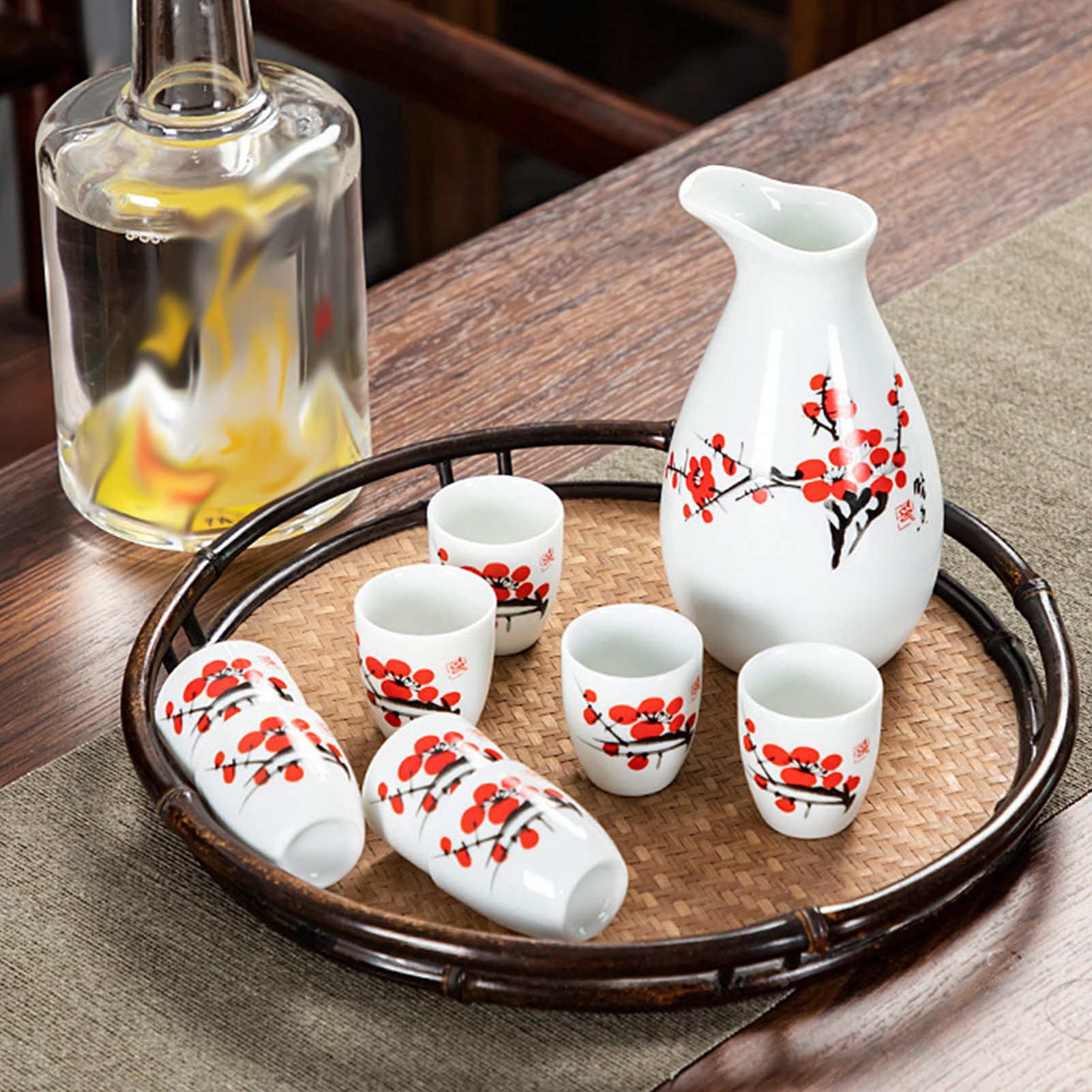 Ensemble de Deux Tasses à saké japonaises en Porcelaine Peinte à la Main, Style Traditionnel.