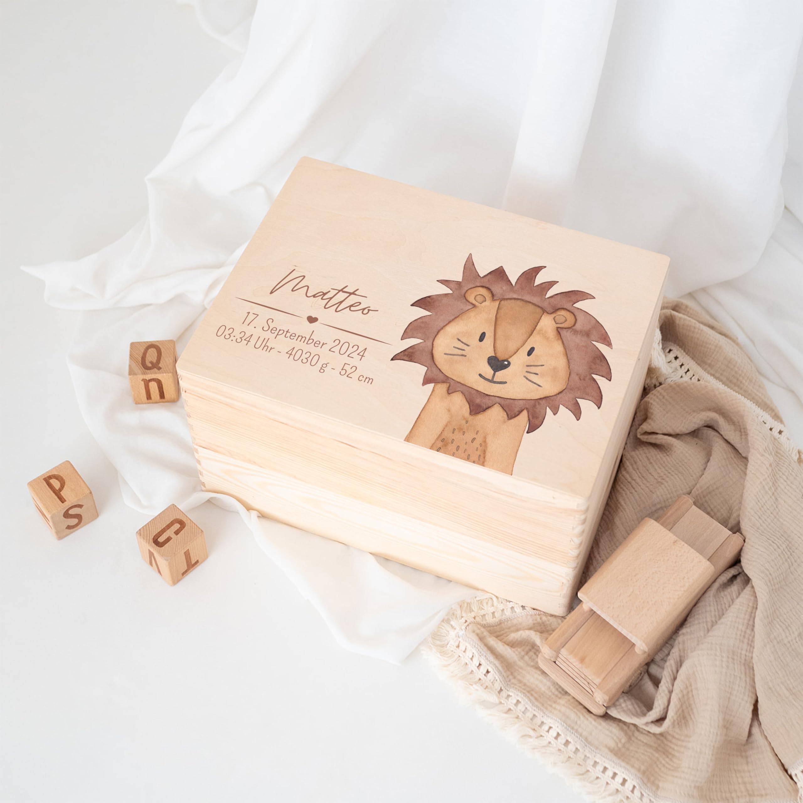 wunderwunsch - Personalisierte Erinnerungskiste Baby mit Spezial-Druck - Baby Erinnerungsbox - Erinnerungskisten aus Holz - Geschenk zur Geburt (Löwe, M flach-Klappdeckel)