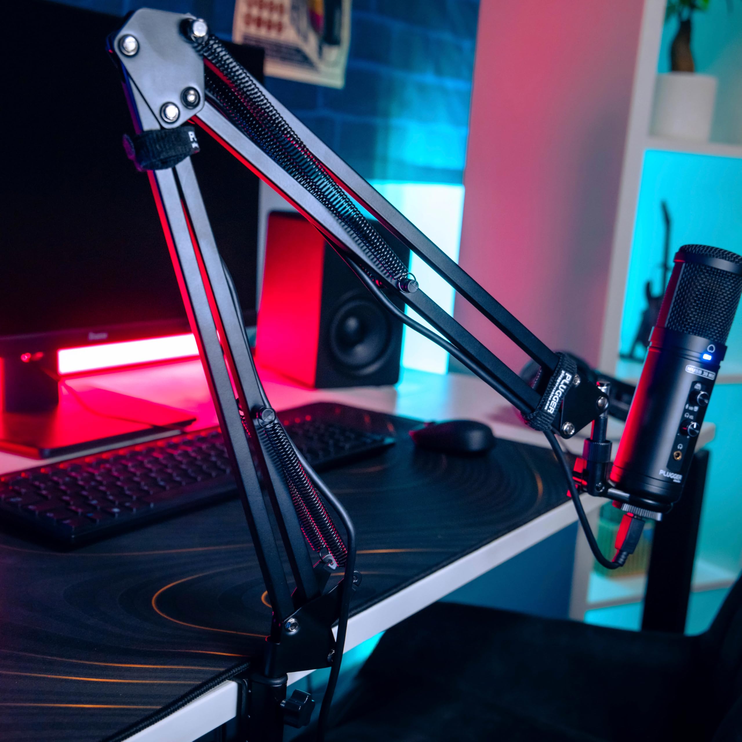Plugger Studio Podcast Arm Support de Suspension Microphone réglable, Perche Ciseaux Microphone Bras articulé Noir pour Podcast Streaming Broadcast Gaming Radio. Adaptateur fileté 3/8" – 5/8" fourni.