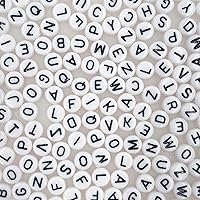 Vista 5 de 800 cuentas redondas blancas de letras del alfabeto acrílico de 4x7mm de la A a la Z, formas mixtas de plástico, cuentas sueltas a granel