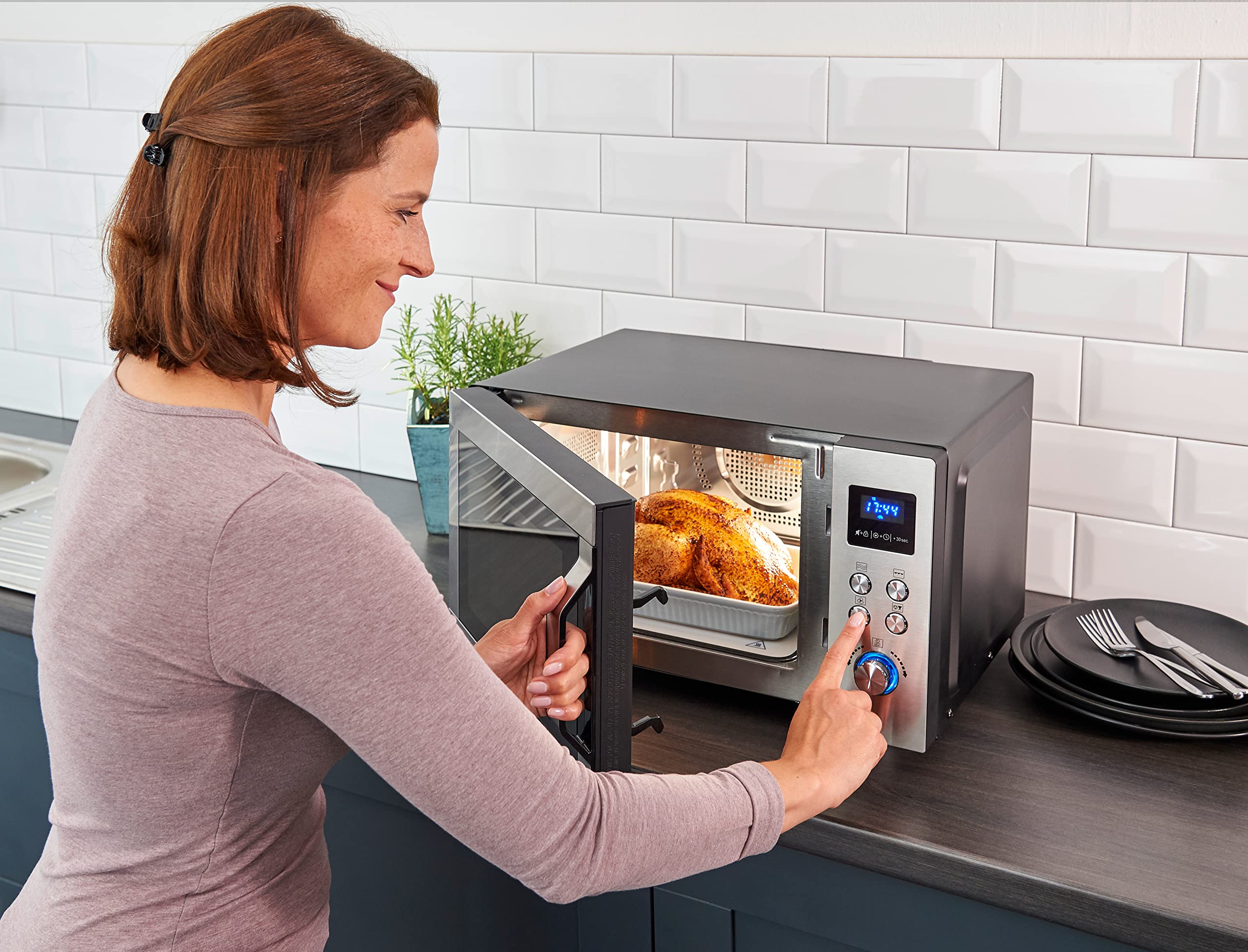 SEVERIN Forno a Microonde 3in1 con Base in Vetro, Flatbed per Piatti Grandi, Funzione Grill e Aria Calda, Ampio Spazio Interno per Teglie Quadrate, Nero e Acciaio Inox - MW 7777