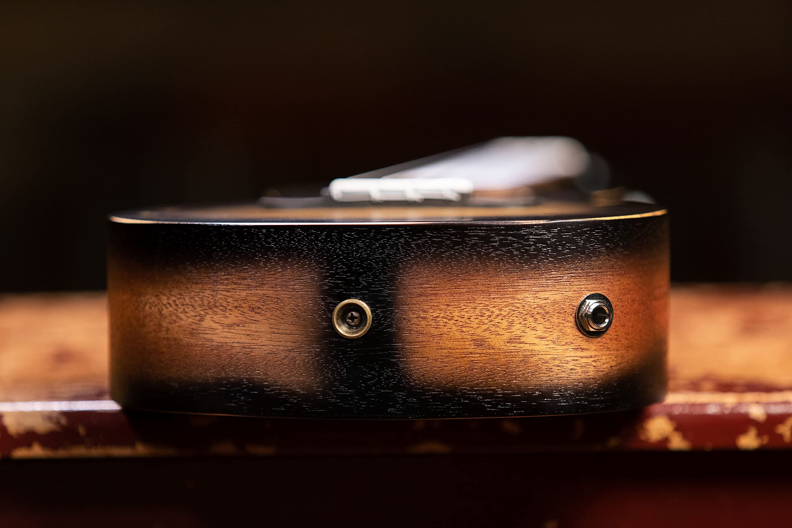 Ortega Guitars Ukulele Concerto Elettro-Acustico – The Private Room Series – Gig Bag Inclusa – Alaskan Abete Rosso / Mogano, Distressed Finish (DSSUITE-UKE)