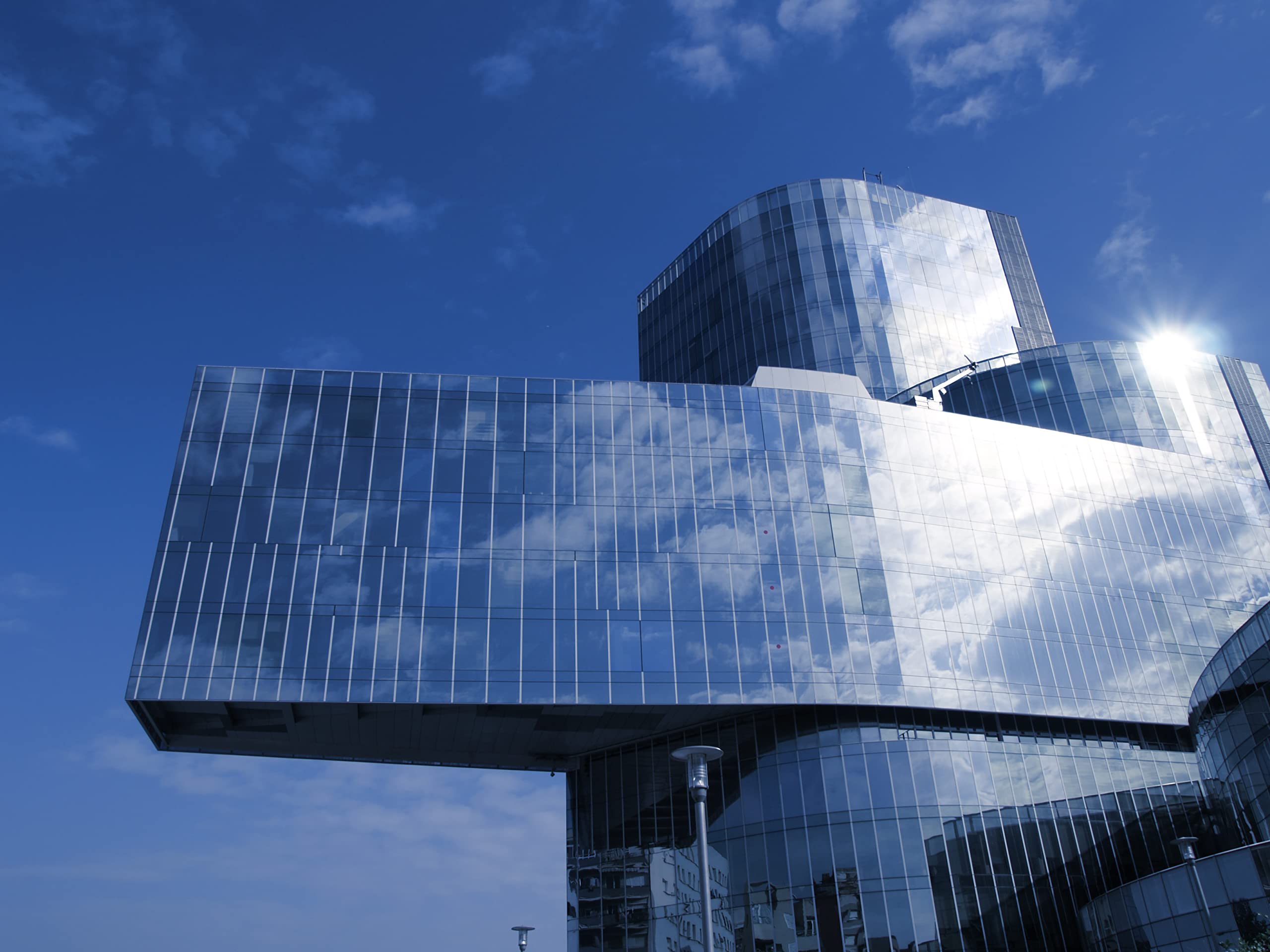 Silver Reflective External Mirror Window Film, Solar Control & Privacy Tint - One Way Mirror/Mirrored Glass (50cm x 8m)