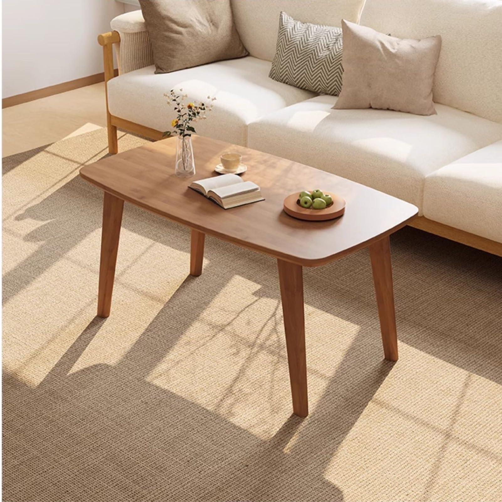 Table basse en bambou à double rangement pour optimiser les petits salons