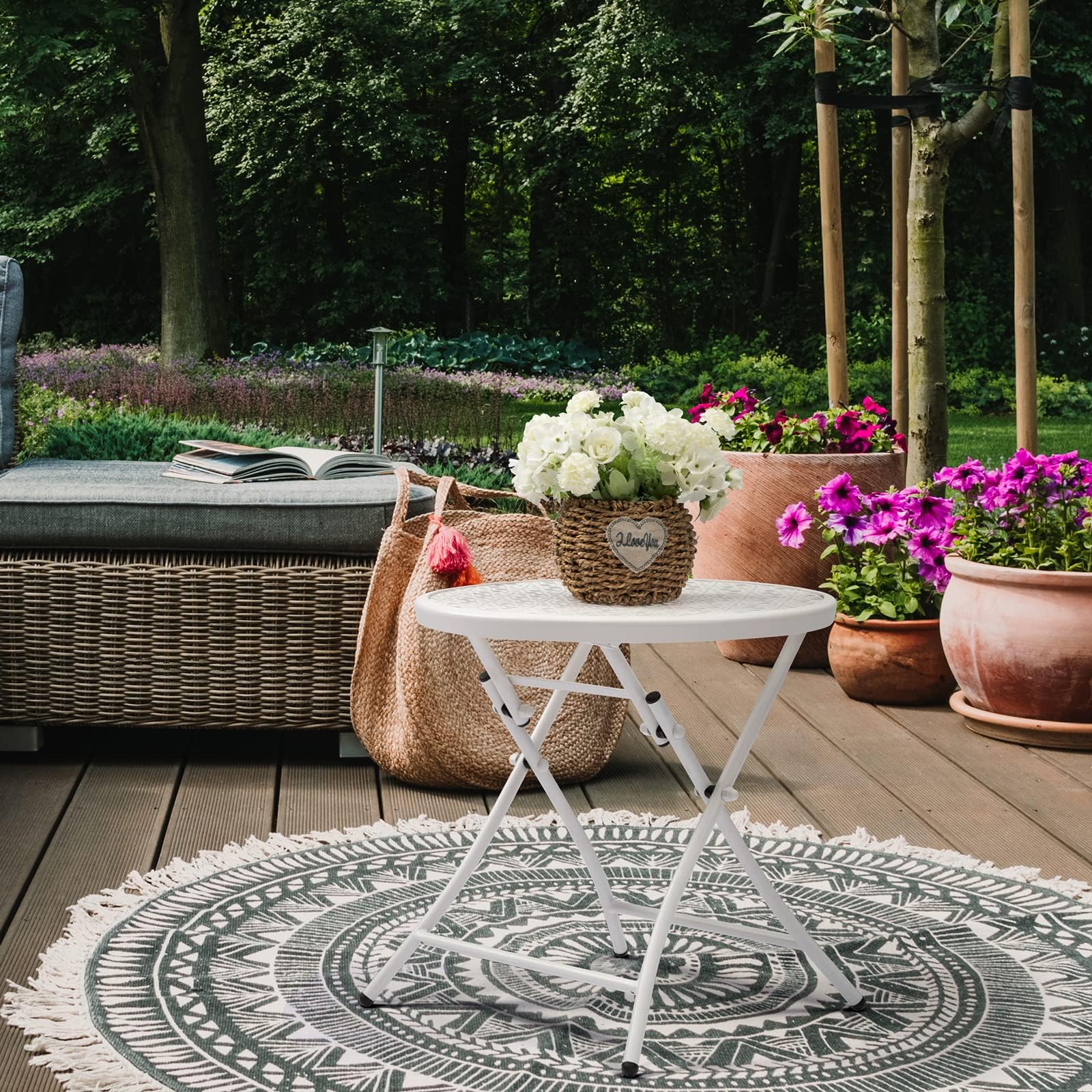 TeoKJ Petite table d'appoint pliante d'extérieur anti-rouille ronde en métal avec découpes de fleurs pour porche, cour, balcon, terrasse, pelouse, blanc