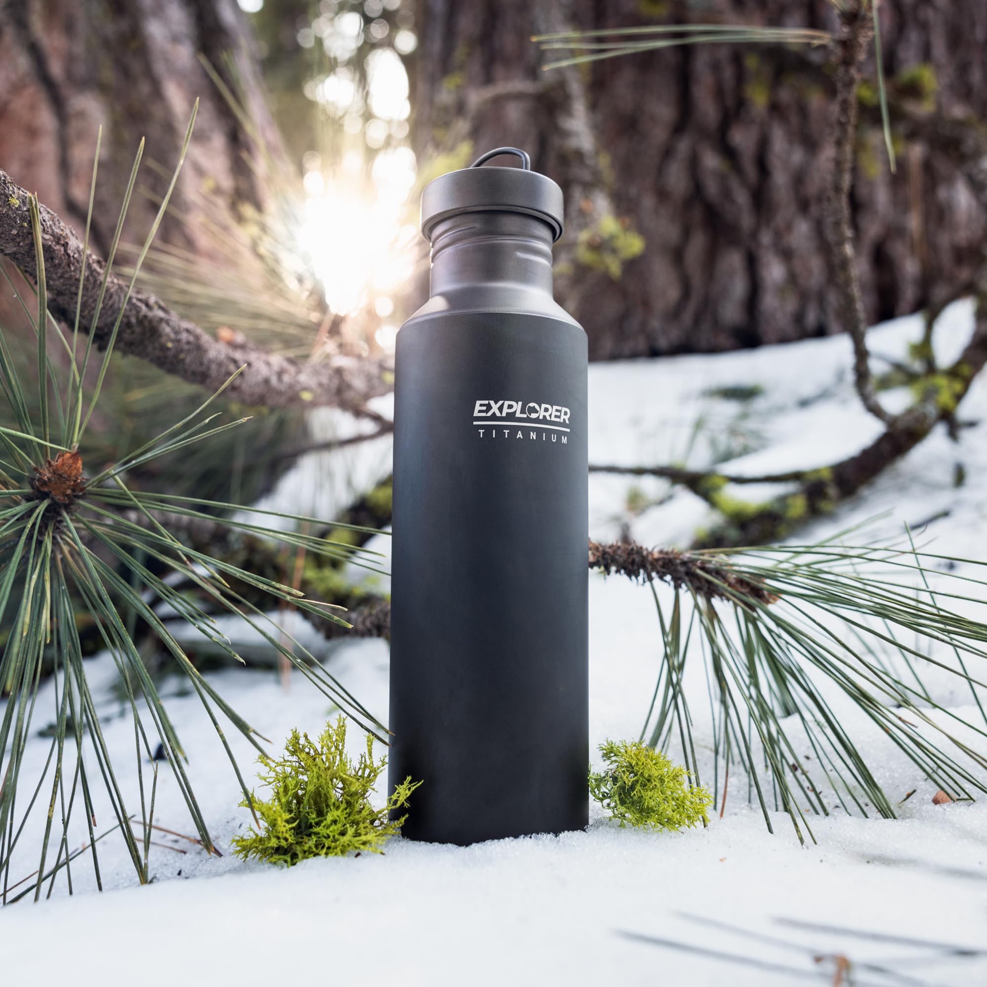 Explorer Bear Schwarze Titan-Camping-Sport-Trinkflasche, 690 ml, mit Tragetasche