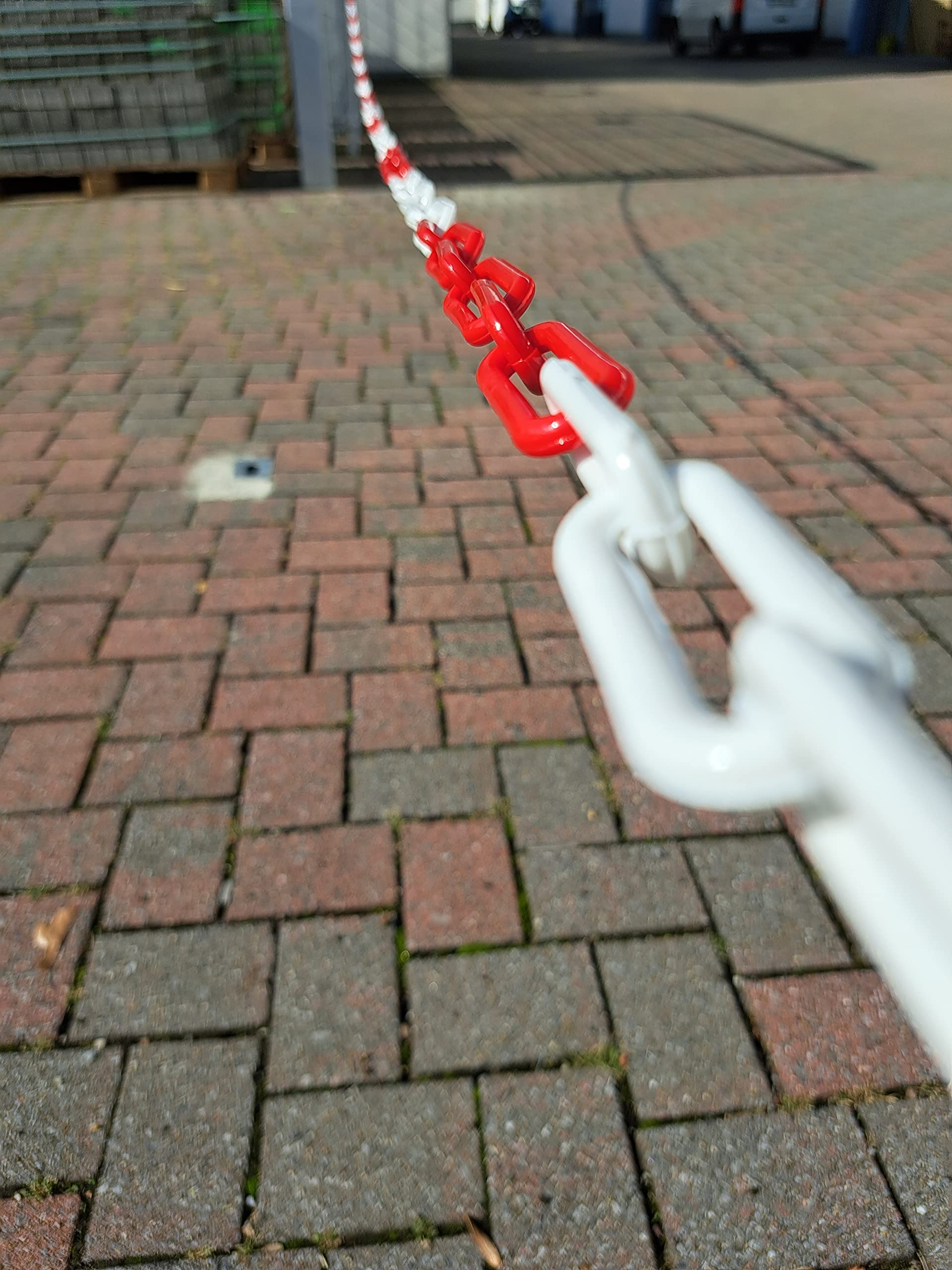Marwotec 25 Meter Kunststoffkette 8mm Dicke Kettenglieder rot weiß Massive Absperrkette rot weiß aus Kunststoff 8mm zum Absperren großer Flächen, gut sichtbar, stabil von Marwotec aus Deutschland