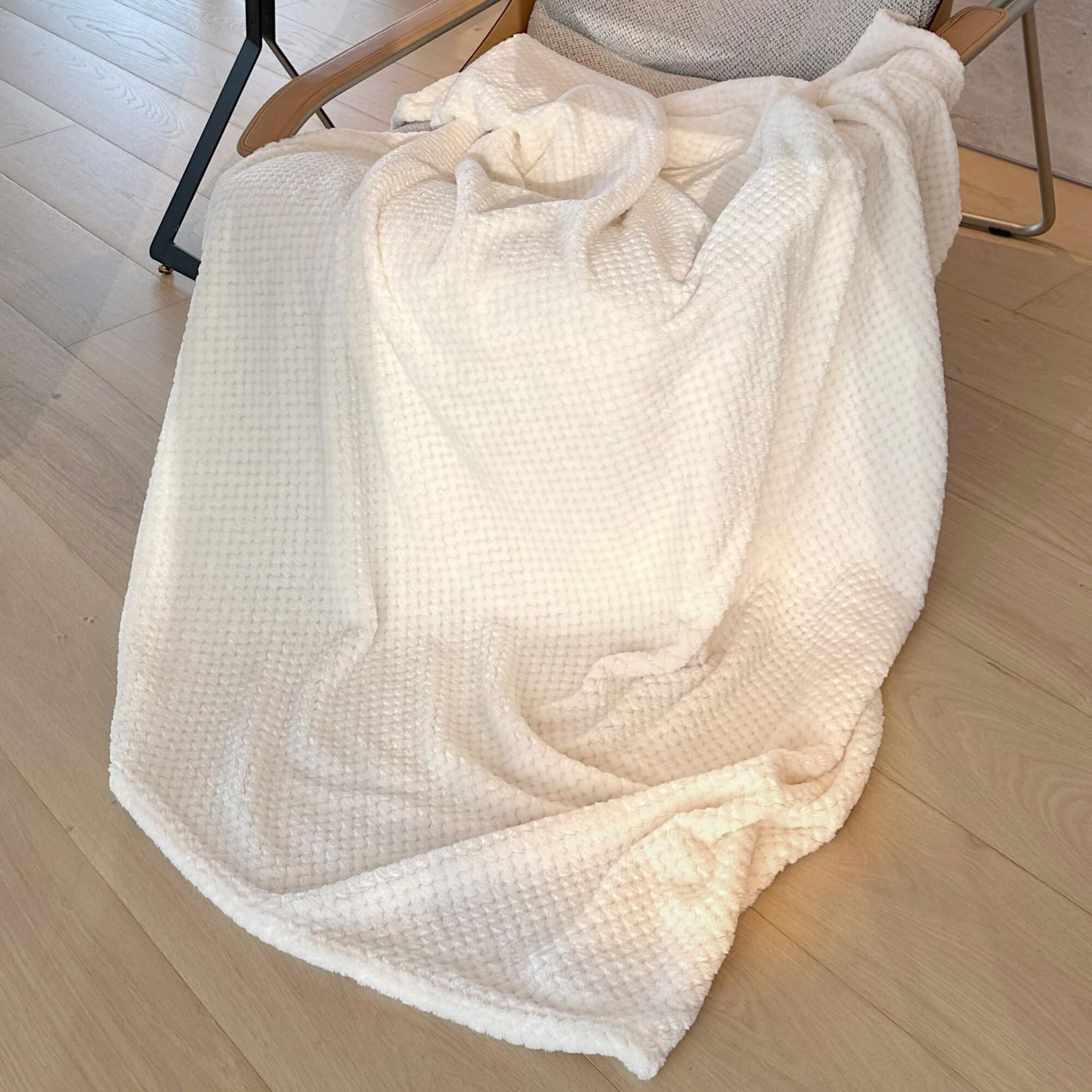 Tronssien Fleece Throw Blankets Super Soft Flannel Cozy Blankets Washable Lightweight Fuzzy Blanket for Couch Sofa Bed Office Throw Size Warm Plush Blankets for All Season (50'x 60')