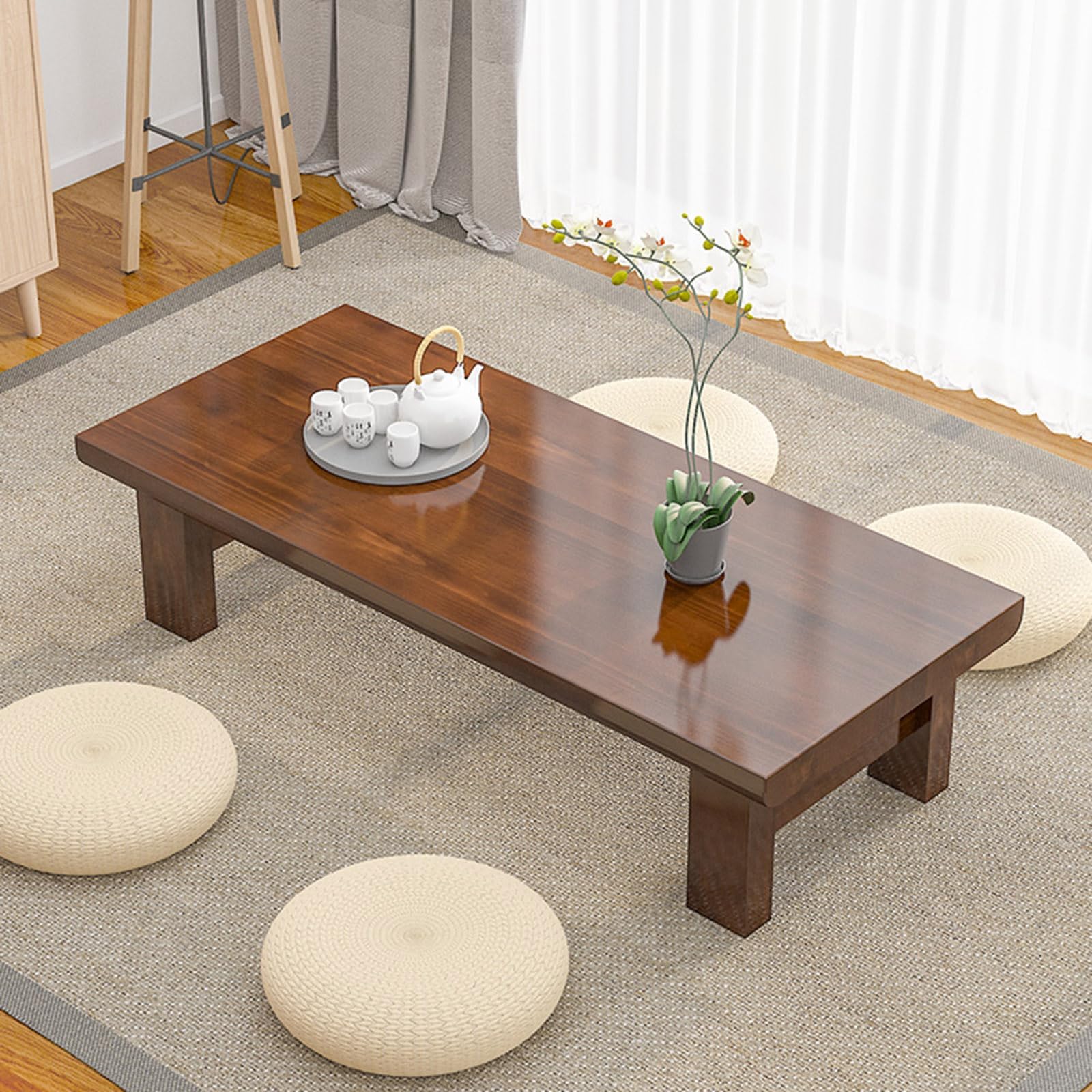 Table basse style japonais salon de thé et balcon avec sièges au sol