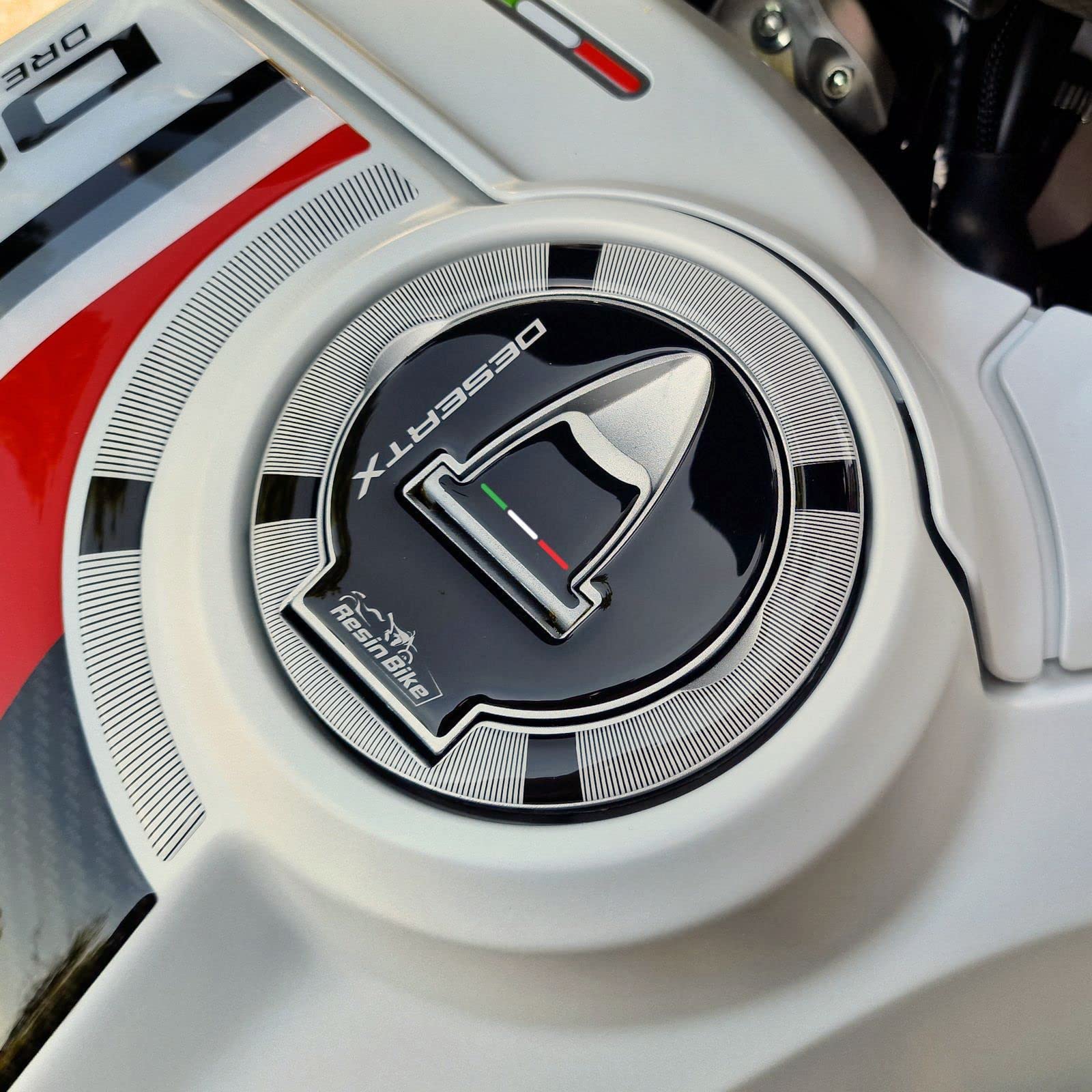 Resin Bike Aufkleber für Motorrad Kompatibel mit Ducati DesertX 2022-2026. Tankdeckelschutz, Tankabdeckung und Seitenschutzgitter vor Stößen und Kratzern. 3D-Harzklebstoff – Stickers Made in Italy