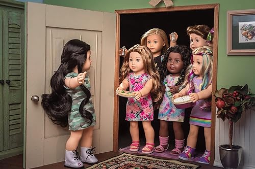 Miniatura 2 de American Girl Muñeca Truly Me de 18 pulgadas que muestra tu atuendo lateral fuerte con vestido de camiseta de camuflaje y botas blancas, para