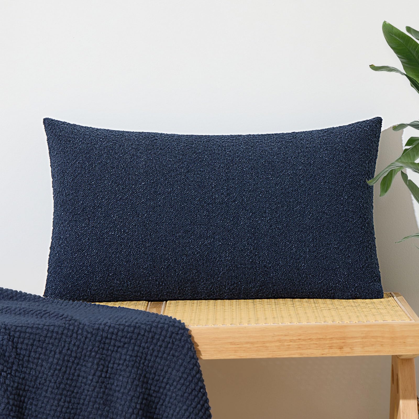 Coussin lombaire bleu en boucle ORTIGIA pour soutien canapé