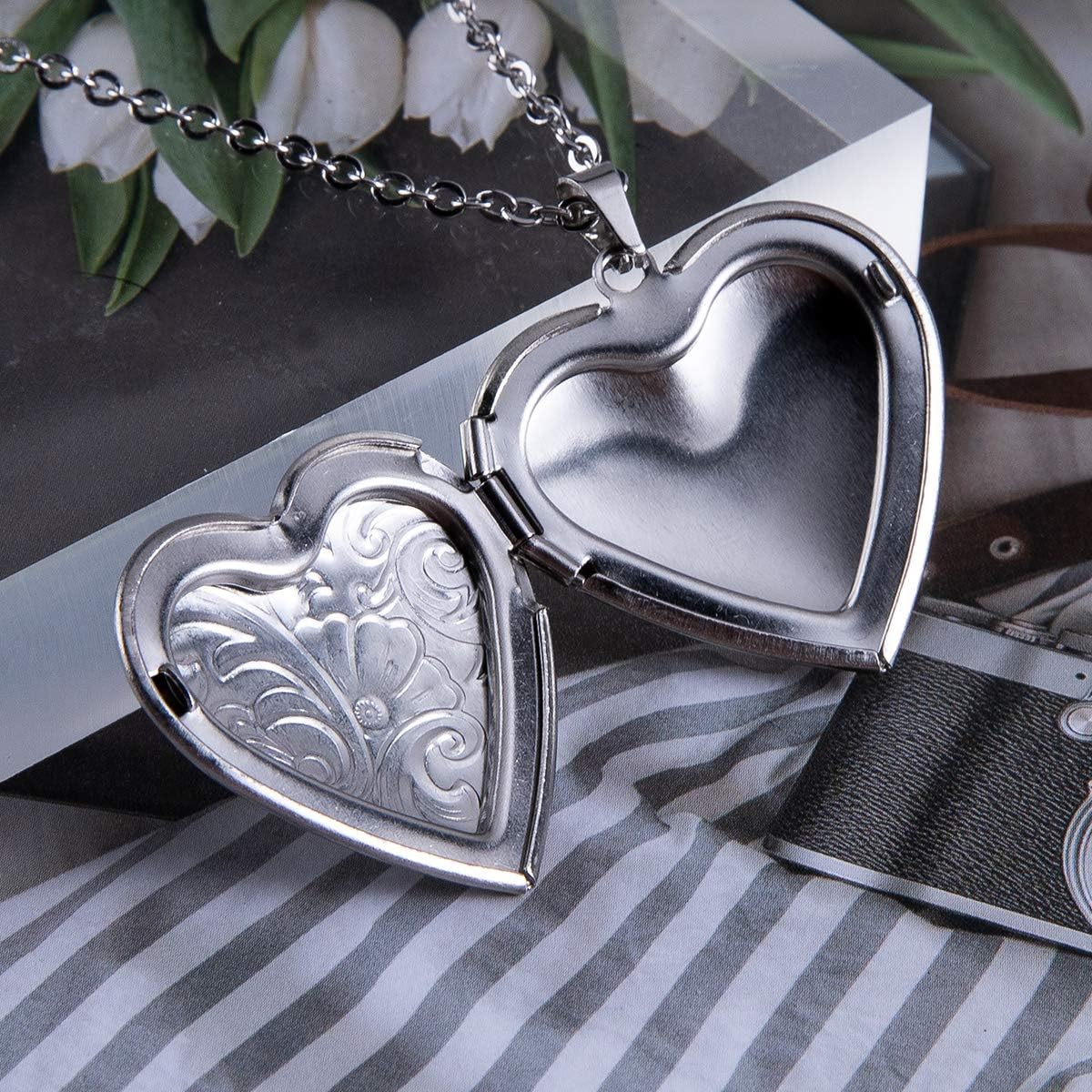 Fanery Sue Personalized Heart Locket Necklace for Women That Holds Pictures Customizable Memory Photo Lockets Custom Any Photo Text&Symbols (Custom Photo&Text-Daisy Flower)