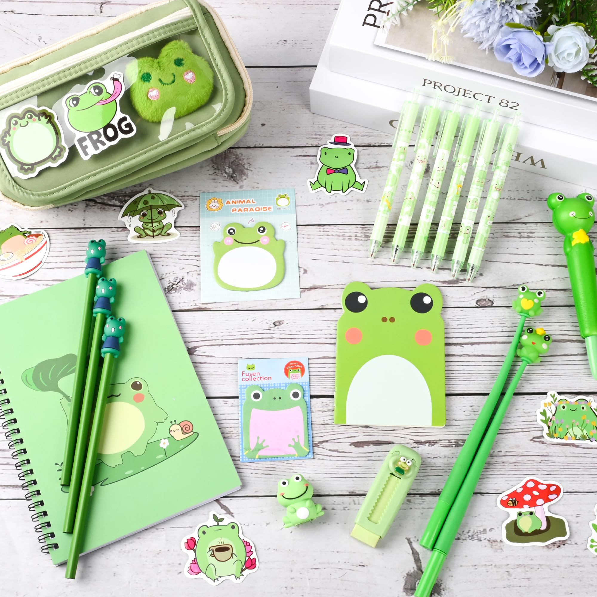 Simpatico set di cancelleria con panda in stile cartone animato, regalo di compleanno per ragazzi e ragazze, ricompense per ufficio con penna a sfera, matite, gomme, note adesive, ecc. (Rana)