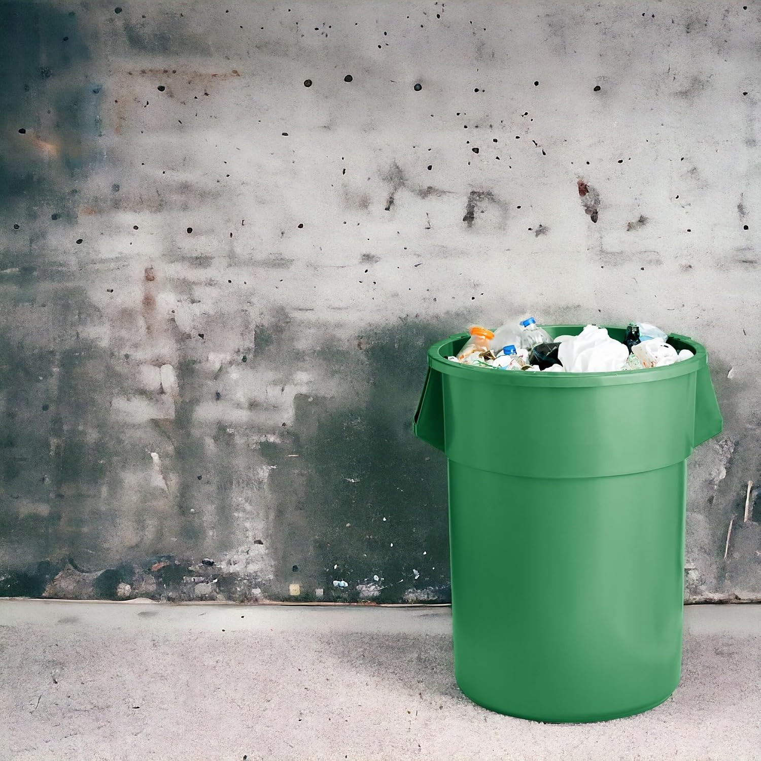 AmazonBasics Heavy Duty Round Trash Bin with Lid - Industrial & Yard Garbage can, 55 Gallon - Green