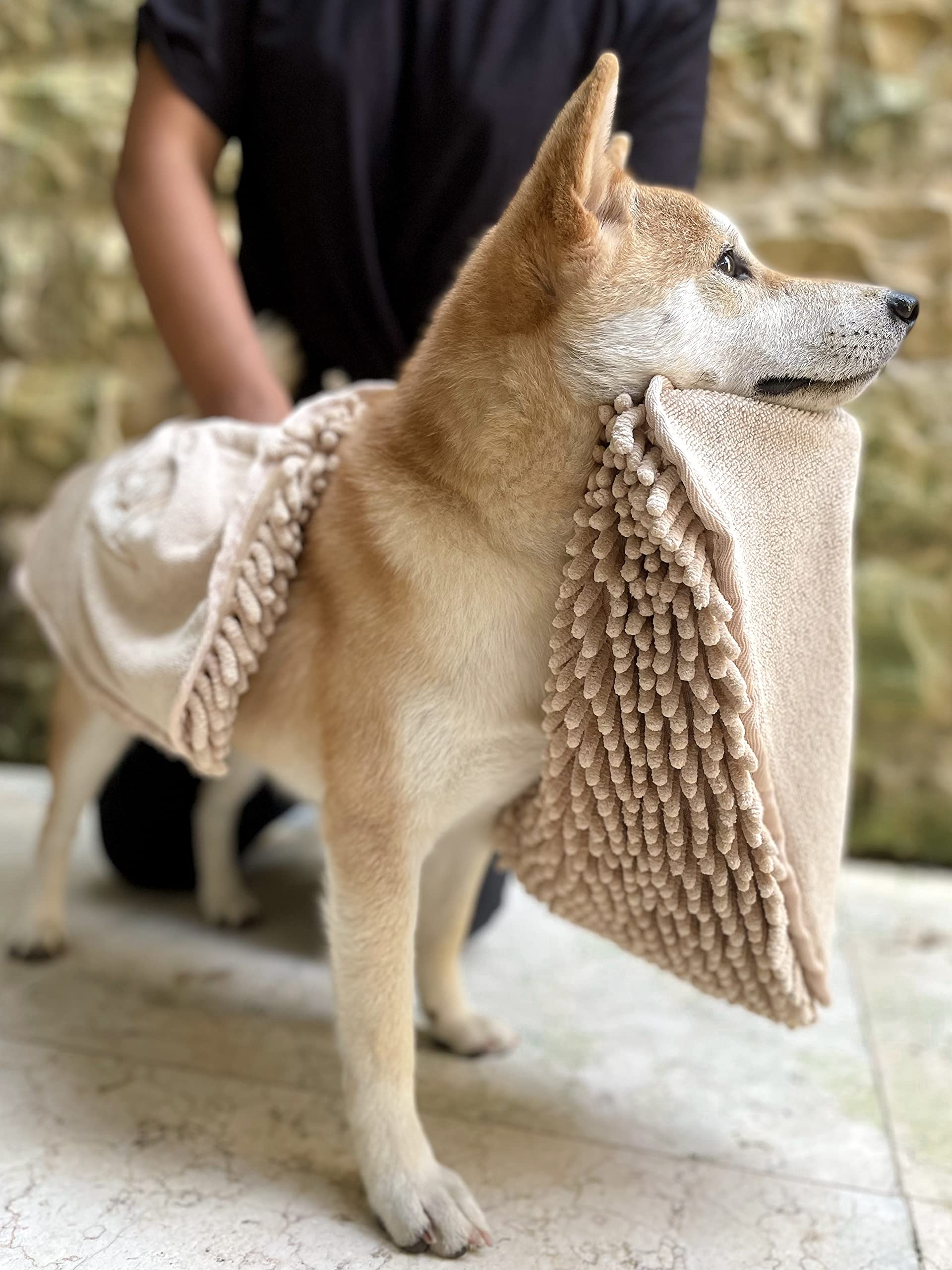 Tuff Pupper Toalla de Secado rápido para Perros | Shammy de Microfibra Ultra Absorbente | Toalla de baño para Perros Extra Grande de 85 x 35 cm | Cómodos Bolsillos para Las Manos