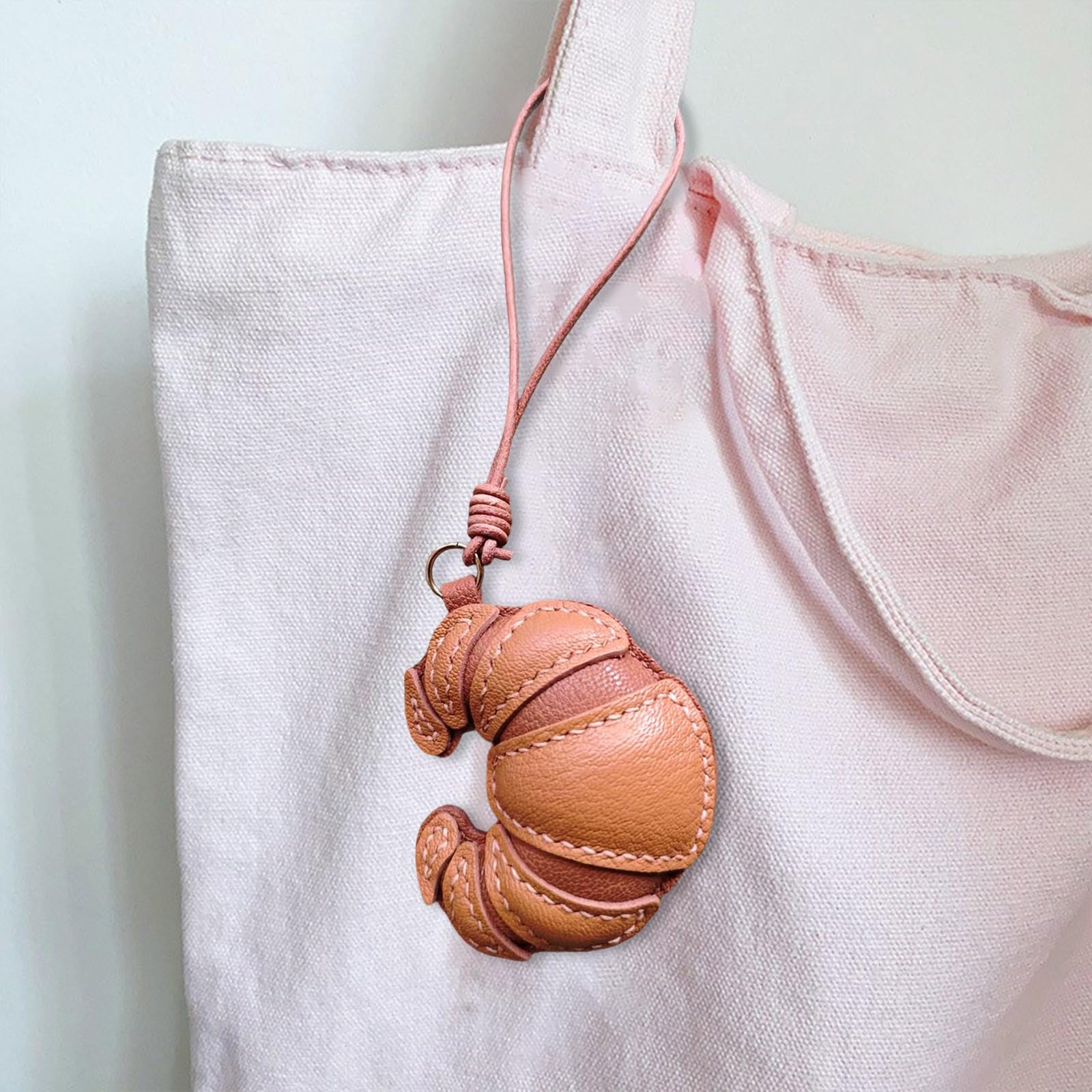 Elegante llavero de cuero con forma de cruasanes de moda para mujeres y niñas, decoración de bolsa para uso diario, elegante decoración de bolsa