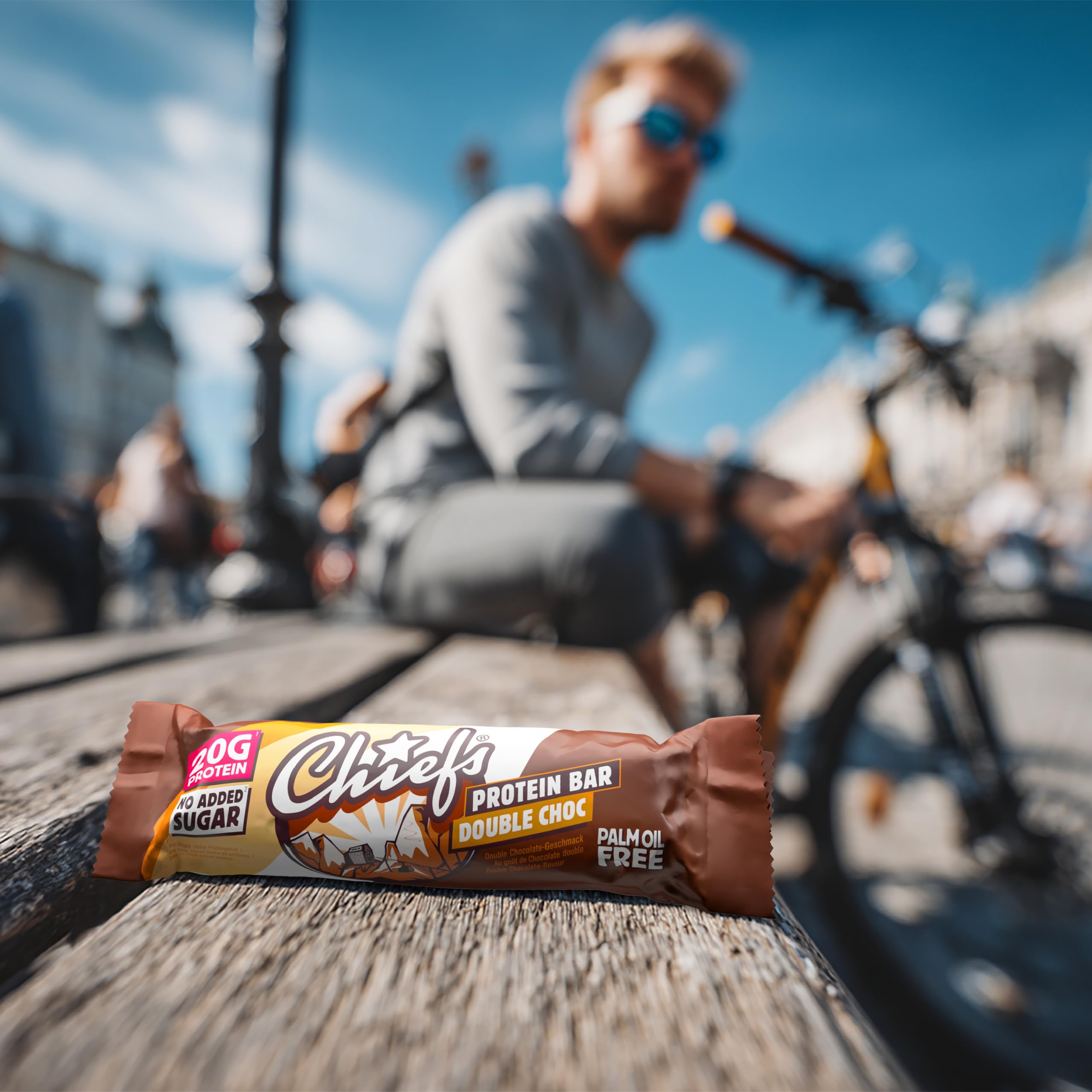 Chiefs Protein Bar (Double Choc) • Barre protéinée premium avec 20g de protéines & 201 kcal par barre • Sans sucre ajouté • Barre protéinée low sugar • Goût de chocolat • Pack de 12 (12 x 55g)