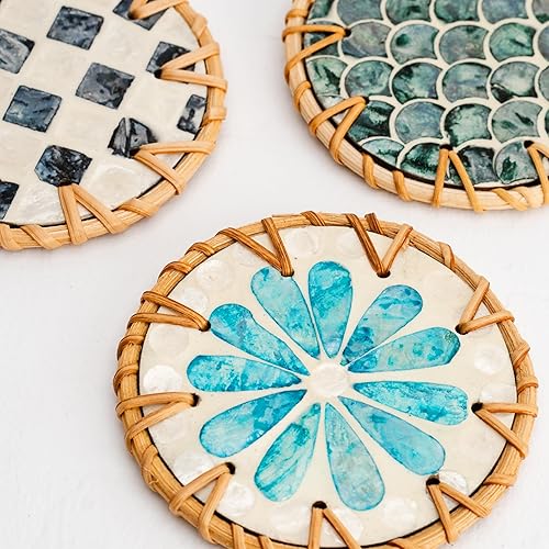 Miniatura 8 de JUNGLE CULTURE Posavasos de ratán de madreperla para bebidas con soporte  Juego de 6 posavasos redondos hechos a mano  Artículos para el hogar