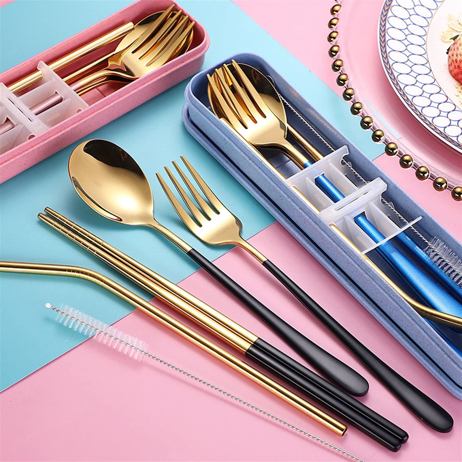 5pcs / Set de dîner de vaisselle Voyage Camping Couverts Ensemble de couverts réutilisables avec des baguettes de fourche de cuillère en paille en métal et un boîtier portable Coutellerie