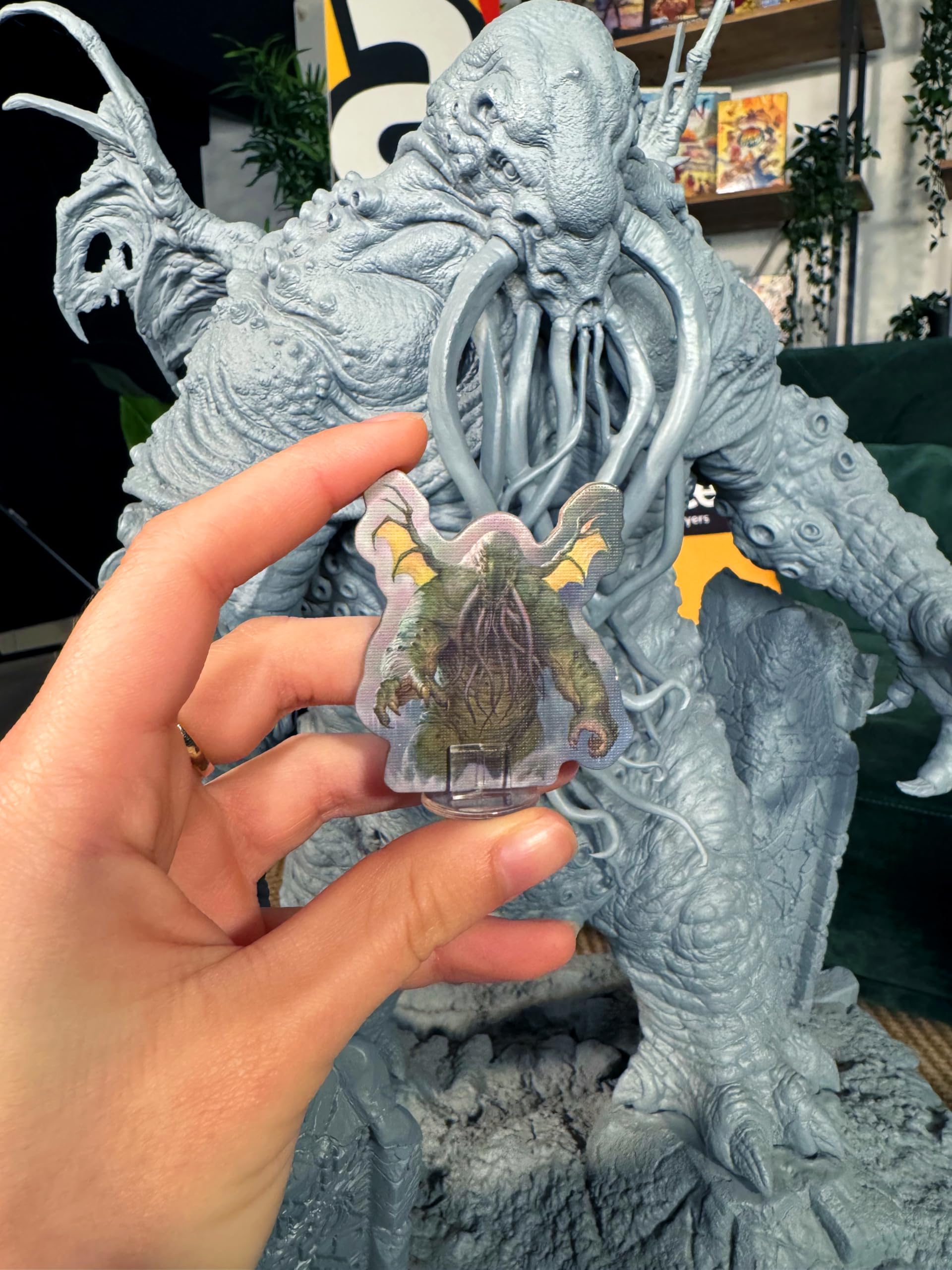 Asmodee – Cthulhu: Dark Providence – Revela la Oscura conspiración Entre Estrategia y Misterio – Juego de Mesa competitivo de Cartas y Control – 1-4 Jugadores – 14+ años – Edición en Italiano