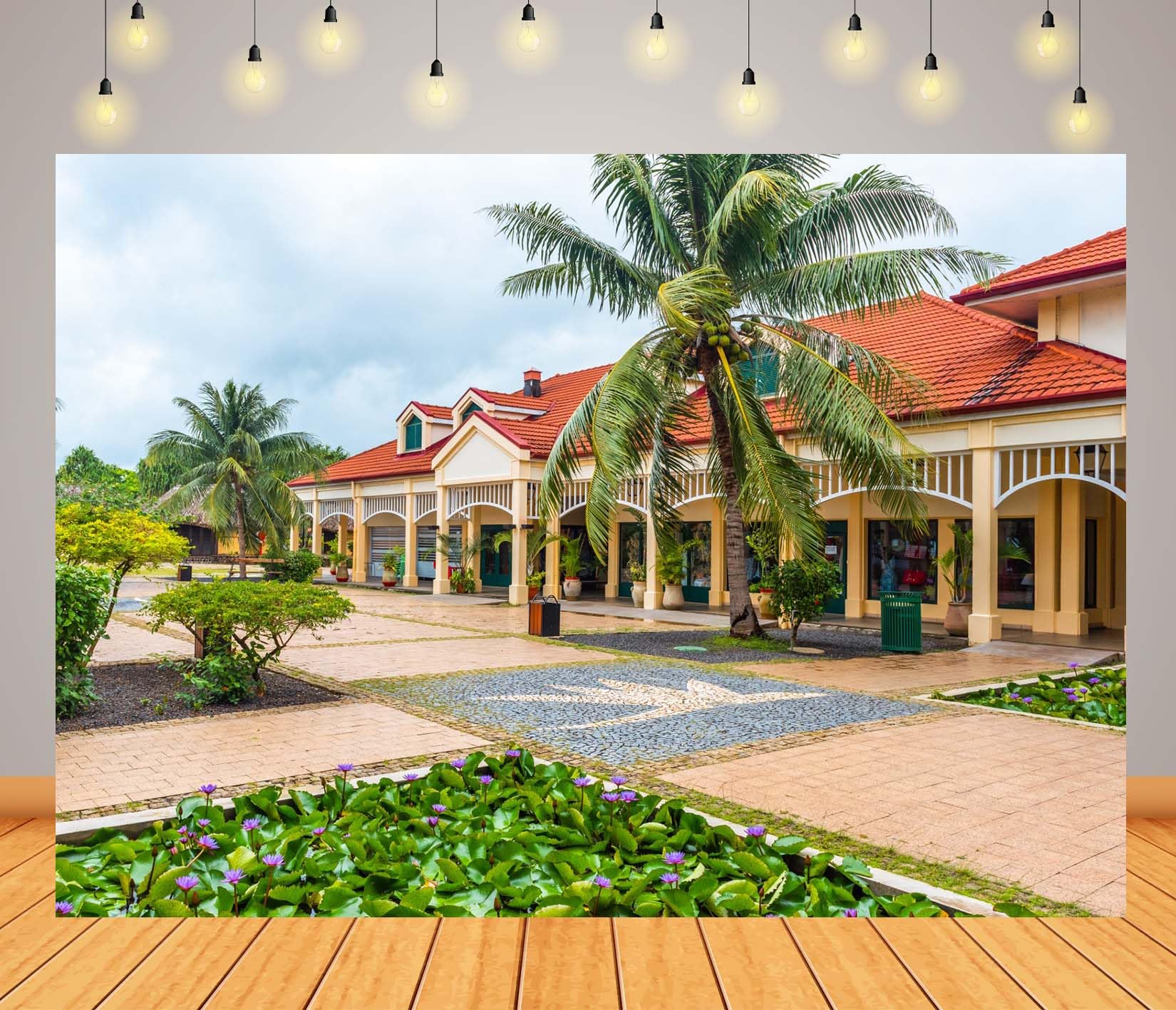 12x8FT (3.6x2.5m) Cortile Tropicale Resort Con Palme Sfondo Fotografico | Giardino Di Hotel Su Isola Soleggiata Fondale In Tessuto,Ville Con Tetto Rosso,Per Feste Di Viaggio E Ritratti,Photo Booth