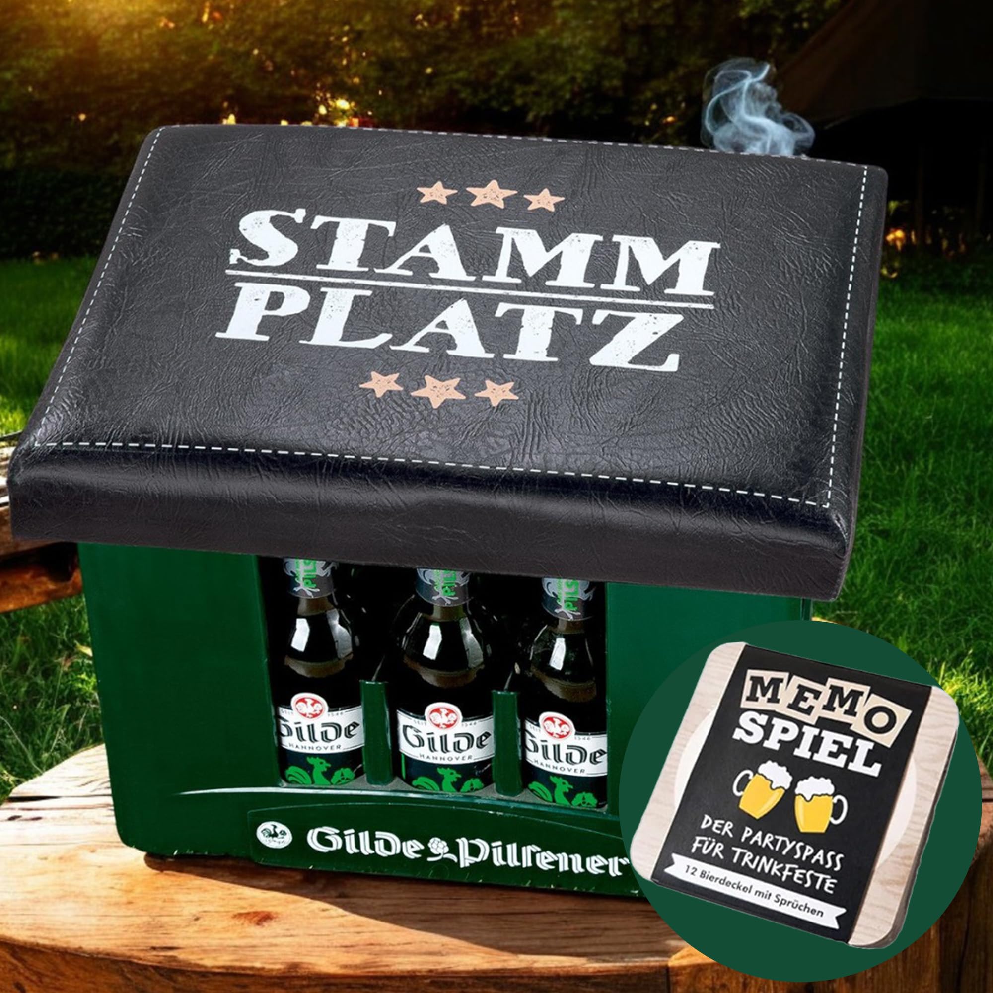 CULT at home Bierkastensitz Stammplatz inkl. Bierdeckel Memospiel – Bierkasten Aufsatz Gartenhocker Balkon - Geschenkset Camping Campinghocker Bierkisten Sitzauflage – Geschenke für Männer 44 x 34 cm