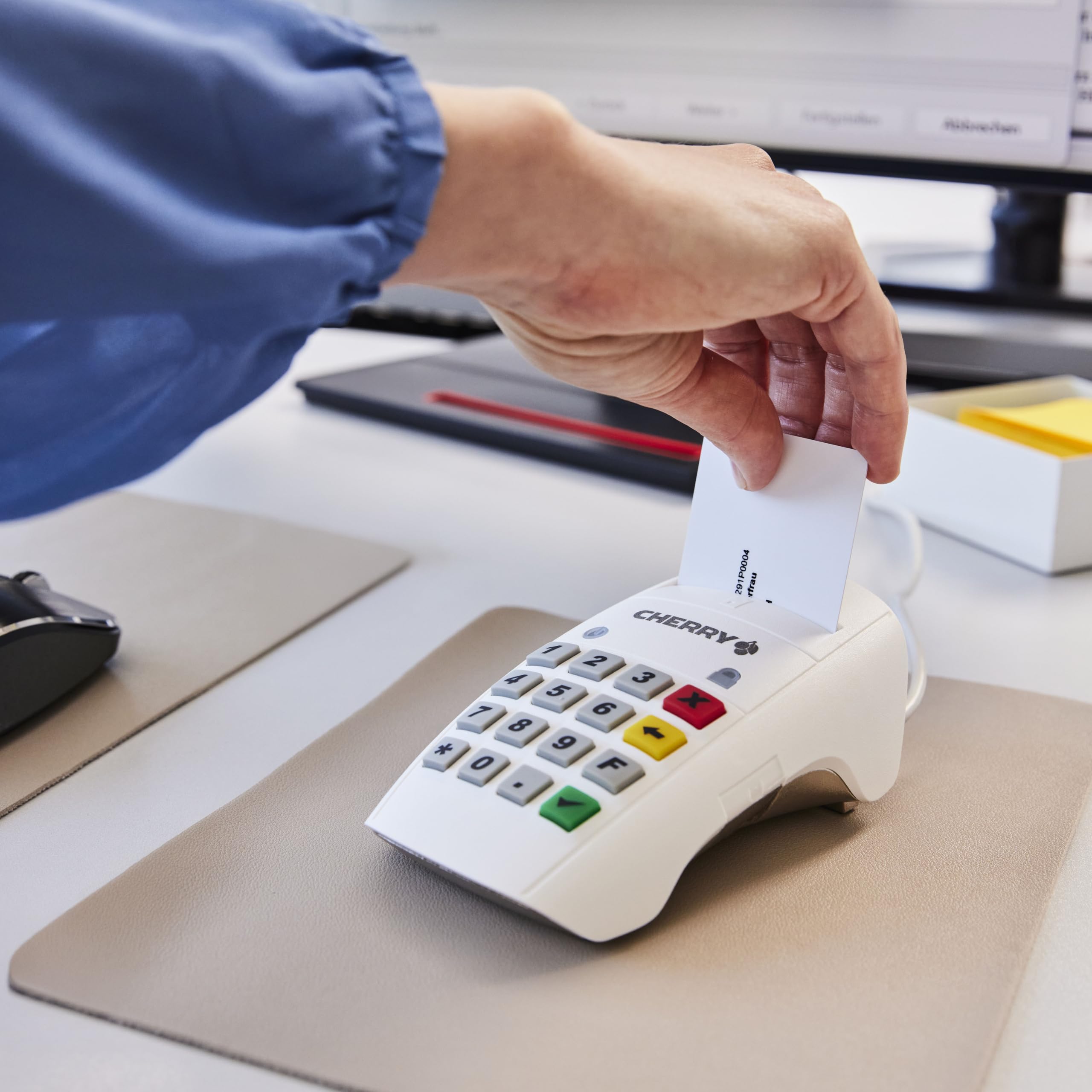 CHERRY Smart Terminal ST-2100, USB-Chipkartenleser mit 16 Tasten, Weiß | Smartcard Leser für Krankenversicherungskarte (KVK), elektronische Gesundheitskarte (eGK), Homebanking, Einhändig Bedienbar