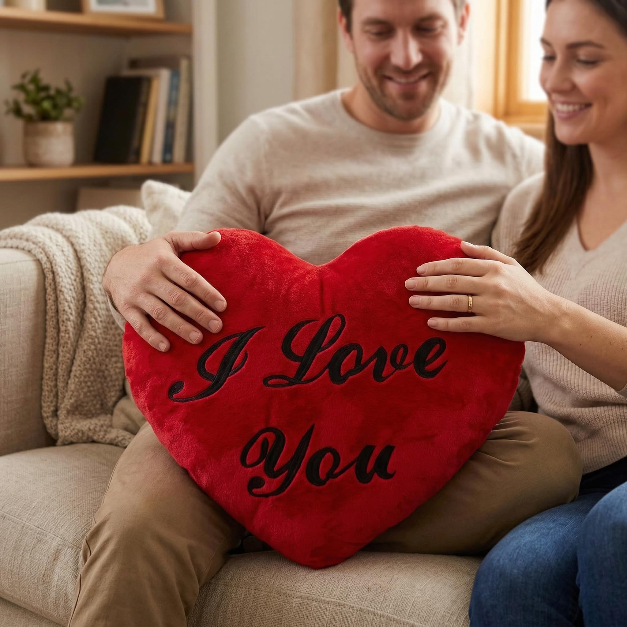 MIJOMA Herz-Kissen aus Plüsch – Weiches Dekokissen mit romantischer Stickerei – Kuscheliges Sofakissen, Kissen in Herzform, flauschig & gemütlich (I Love You, 60cm)