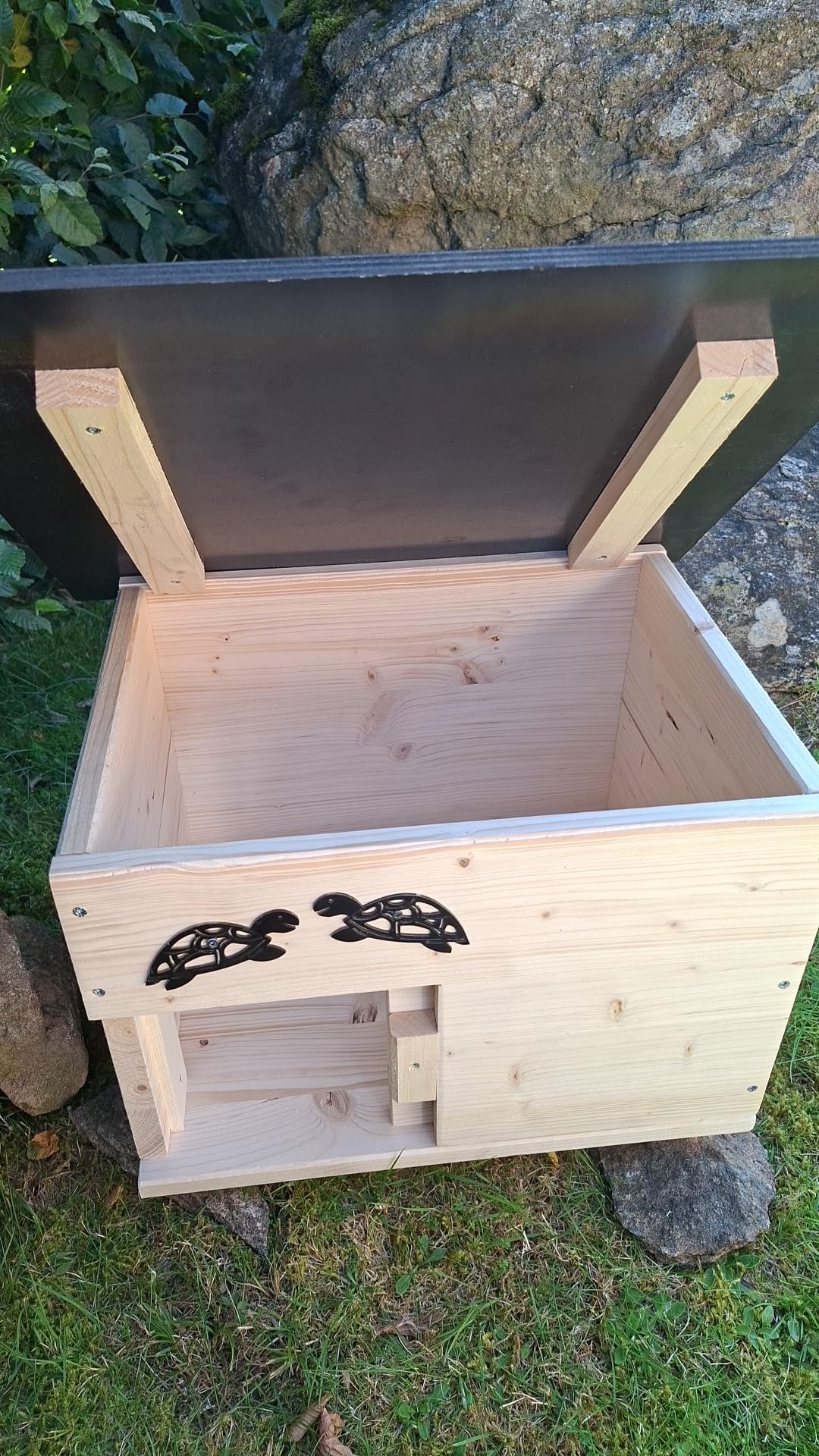 Schildkrötenhaus mit verschließbarem Eingang Boden und abnehmbares Dach aus 18mm starkem Fichtenvollholz 2X wetterfest imprägniert (SK01N)