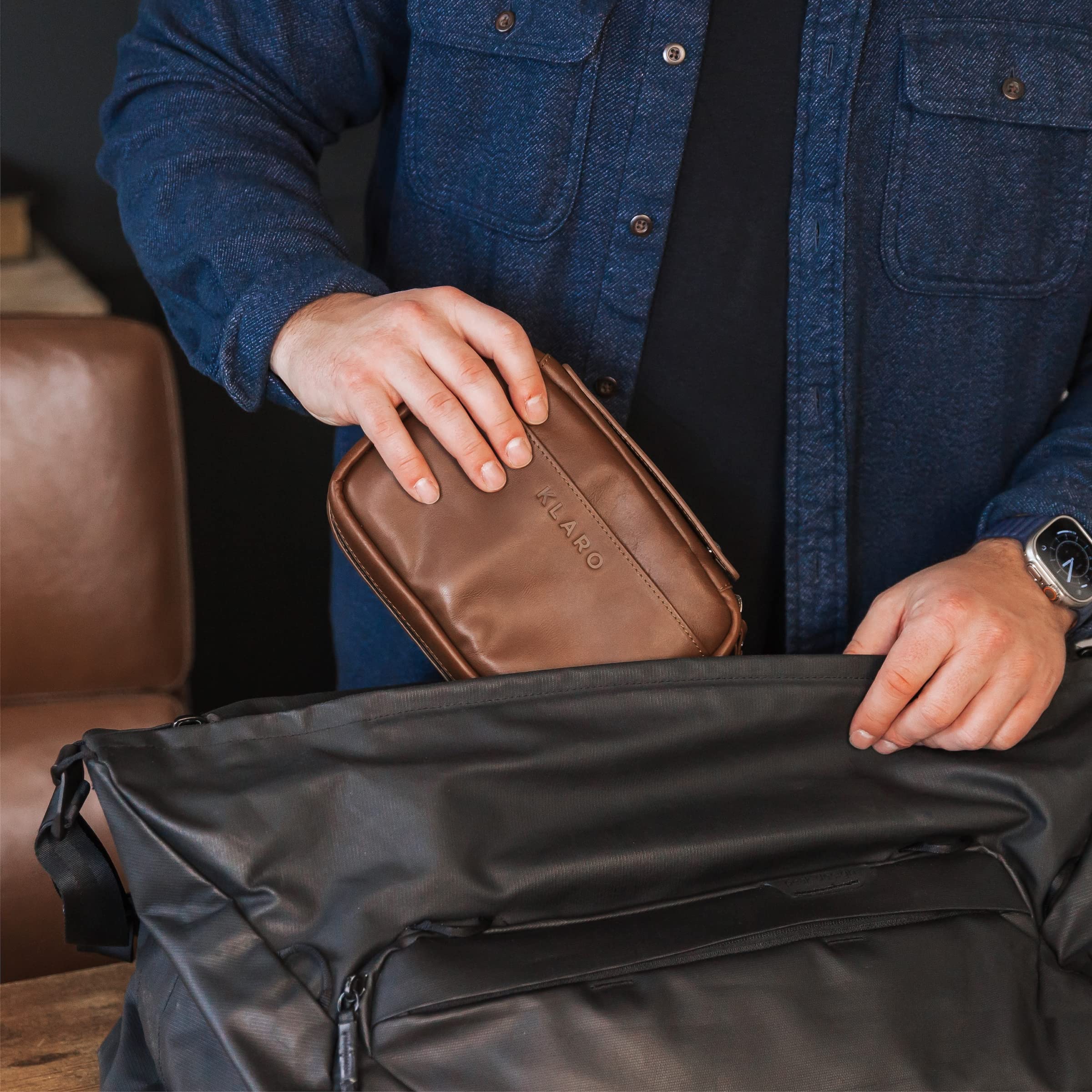 Klaro Travel Funda de cuero para cigarros, 5 compartimentos para accesorios, 2 bolsillos para humidificación, protección interna de carcasa dura, color marrón