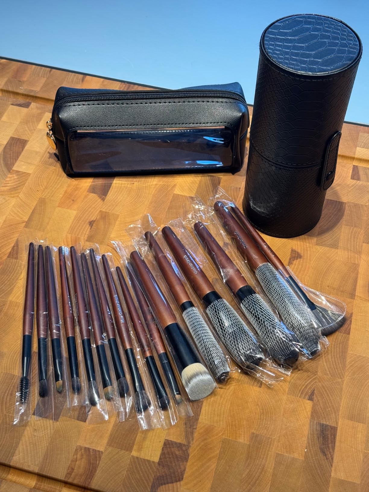 Zylsnice Makeup Brushes 16 Pcs Makeup Brush Set Professional, Wood Handle Travel Make Up Brushes Set with Case, Premium Cruelty-Free Synthetic Fiber Hair Makeup Brush Kit with Holder