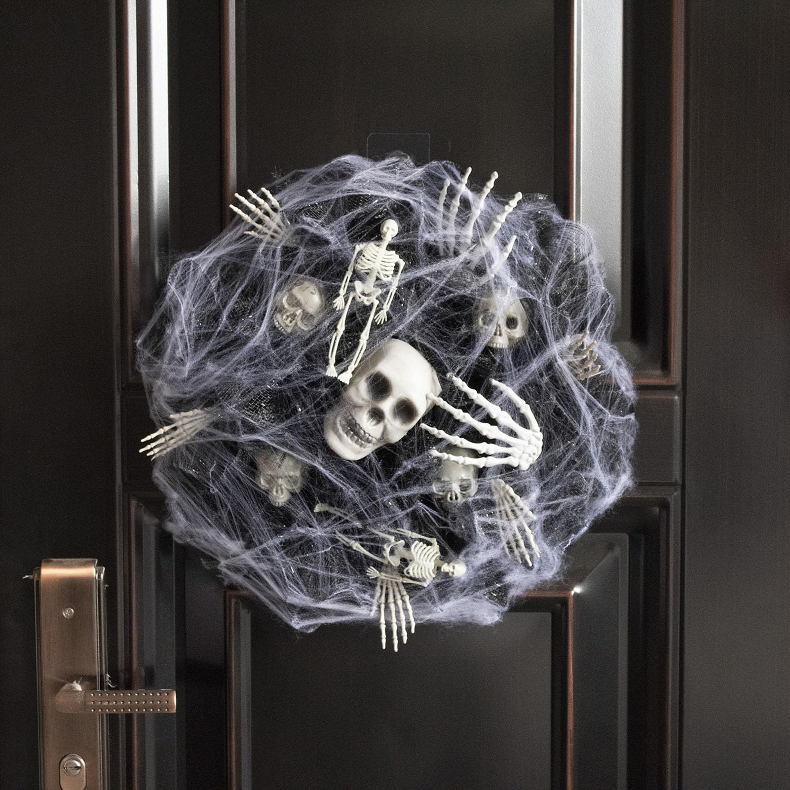 Wieniec Halloween z Dekoracją Czaszki Szkieletu i Ręki z Kości