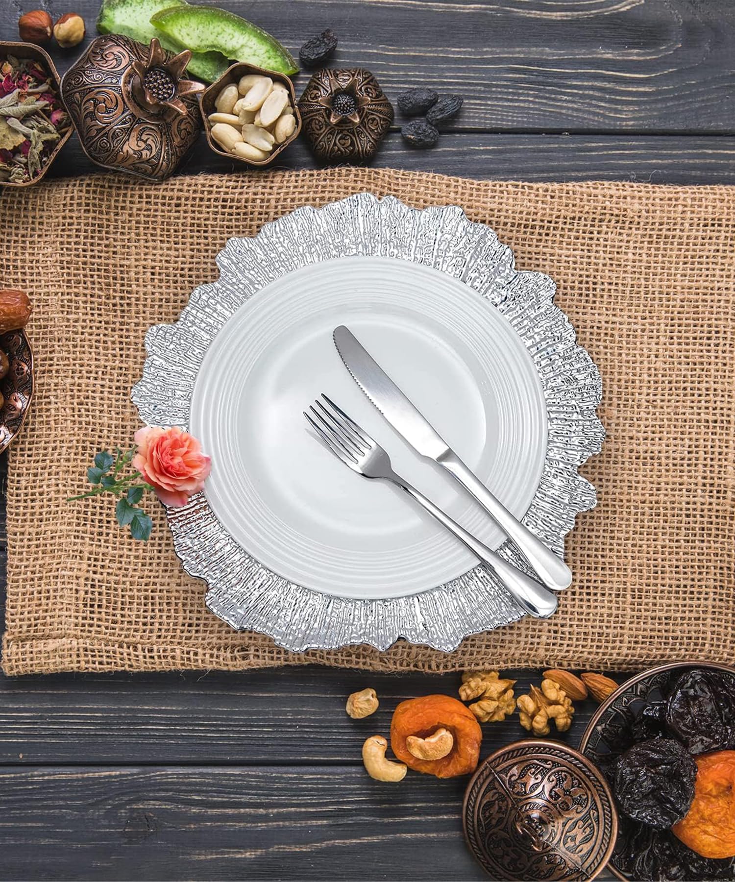 Juego de platos de cristal rosa plateado con diseño vintage y servilleteros martillados, elegantes cargadores de cena de 33 cm para bodas, cenas, cumpleaños, fiestas y eventos especiales, 6 piezas