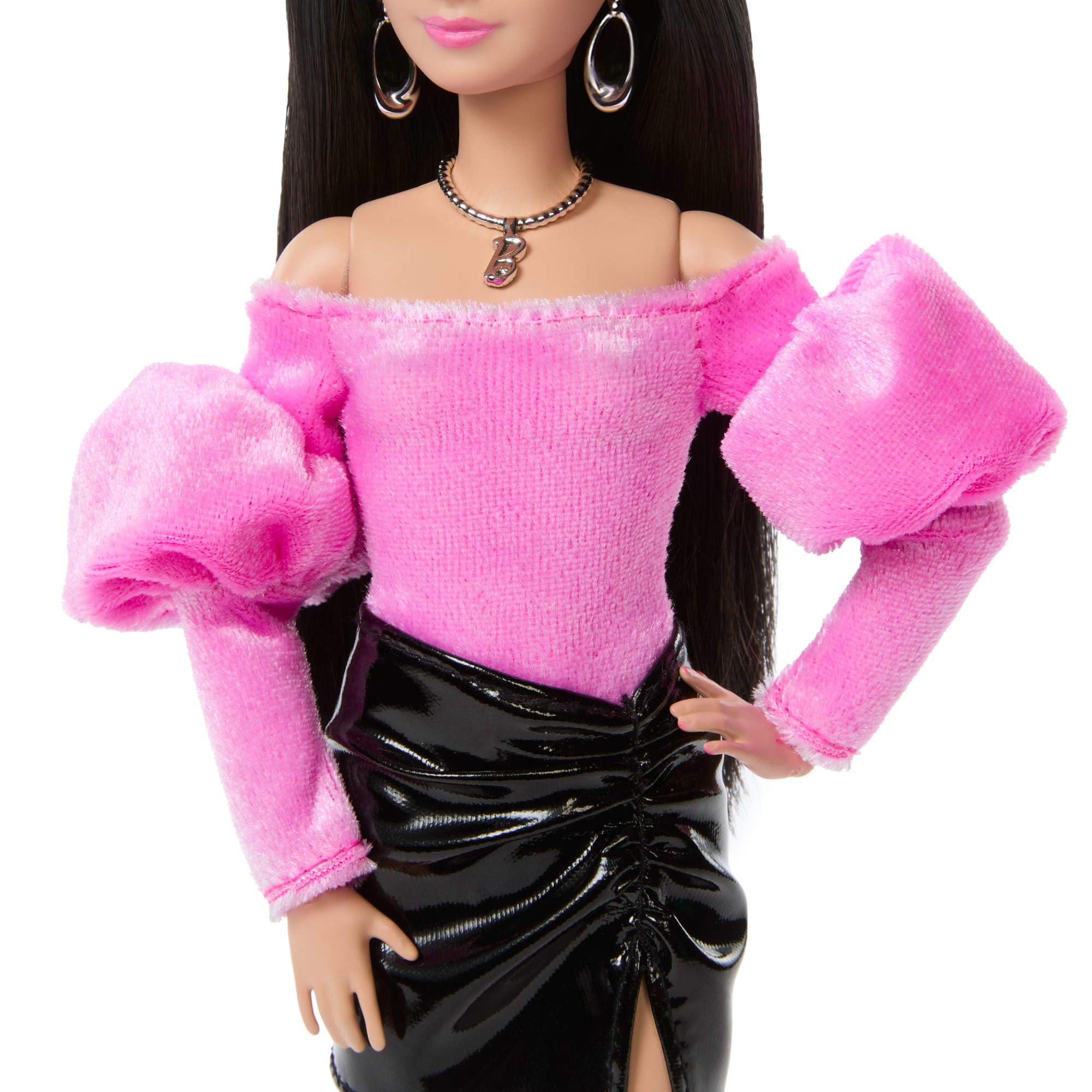 Barbie - Deluxe Style n. 13, bambola con top in velluto rosa in stile Barbiecore e maniche a sbuffo, minigonna in vinile nero, capelli neri, borsetta rosa e occhiali da sole coordinati, JJN76