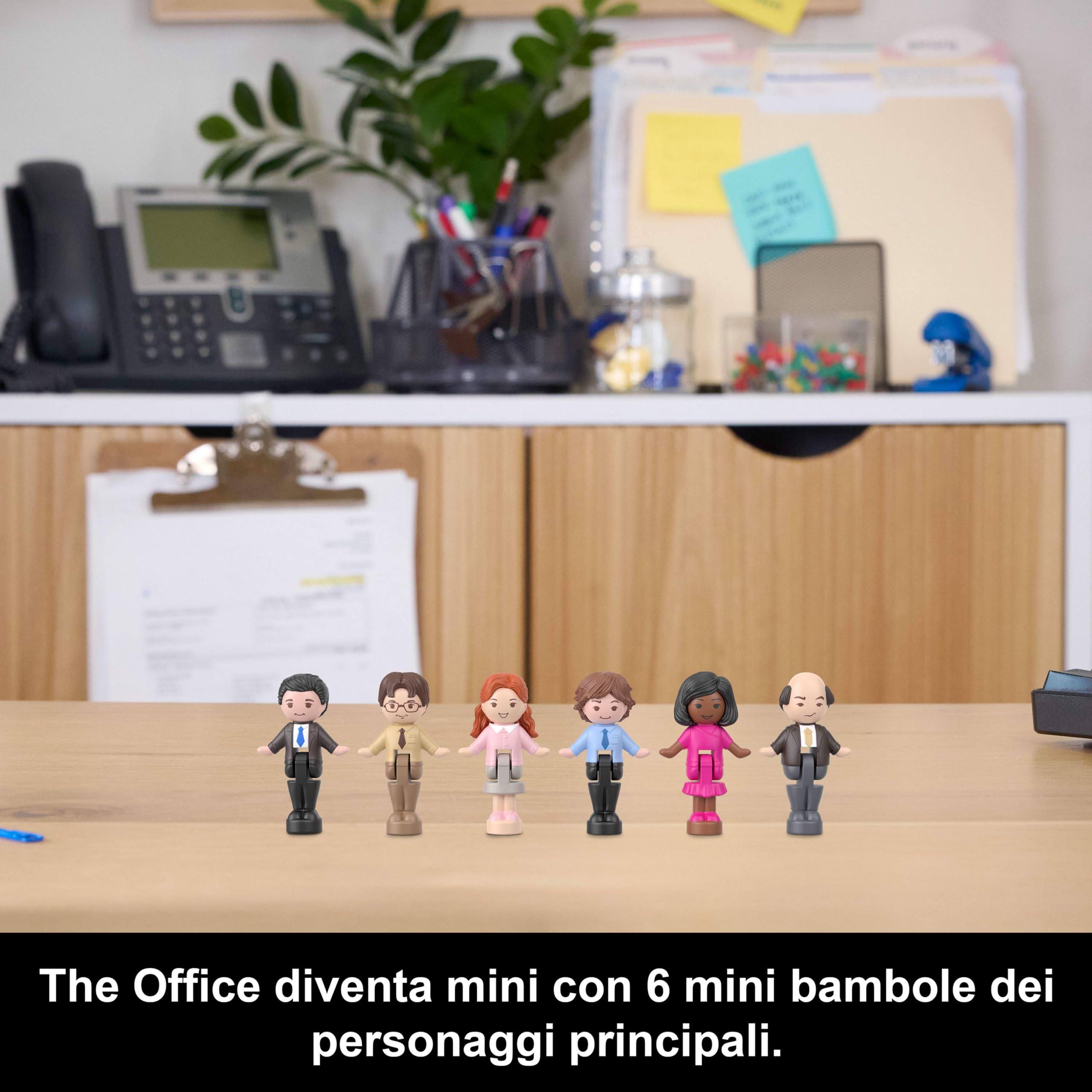 Polly Pocket x The Office, playset cofanetto con 6 bambole e 9 accessori, giocattolo da collezione in collaborazione, esterno a forma di tazza da caffè, JCC19