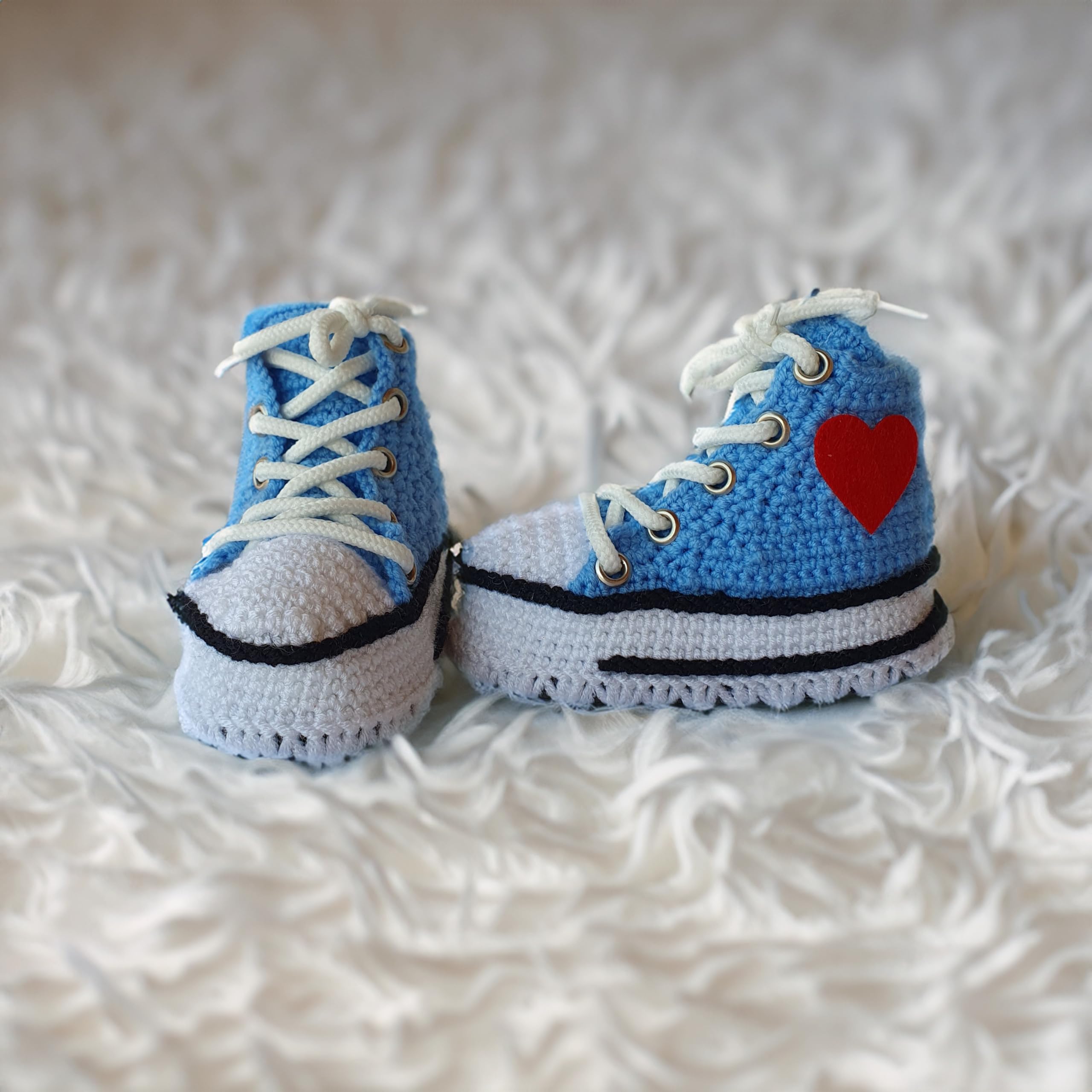 Handgefertigte Blaue Rutschfeste Baby Sneaker aus Organischem Garn - Personalisierte Erste Schritte Schuhe für Neugeborene - Unisex Geschenk zur Baby Ankündigung & Geburt