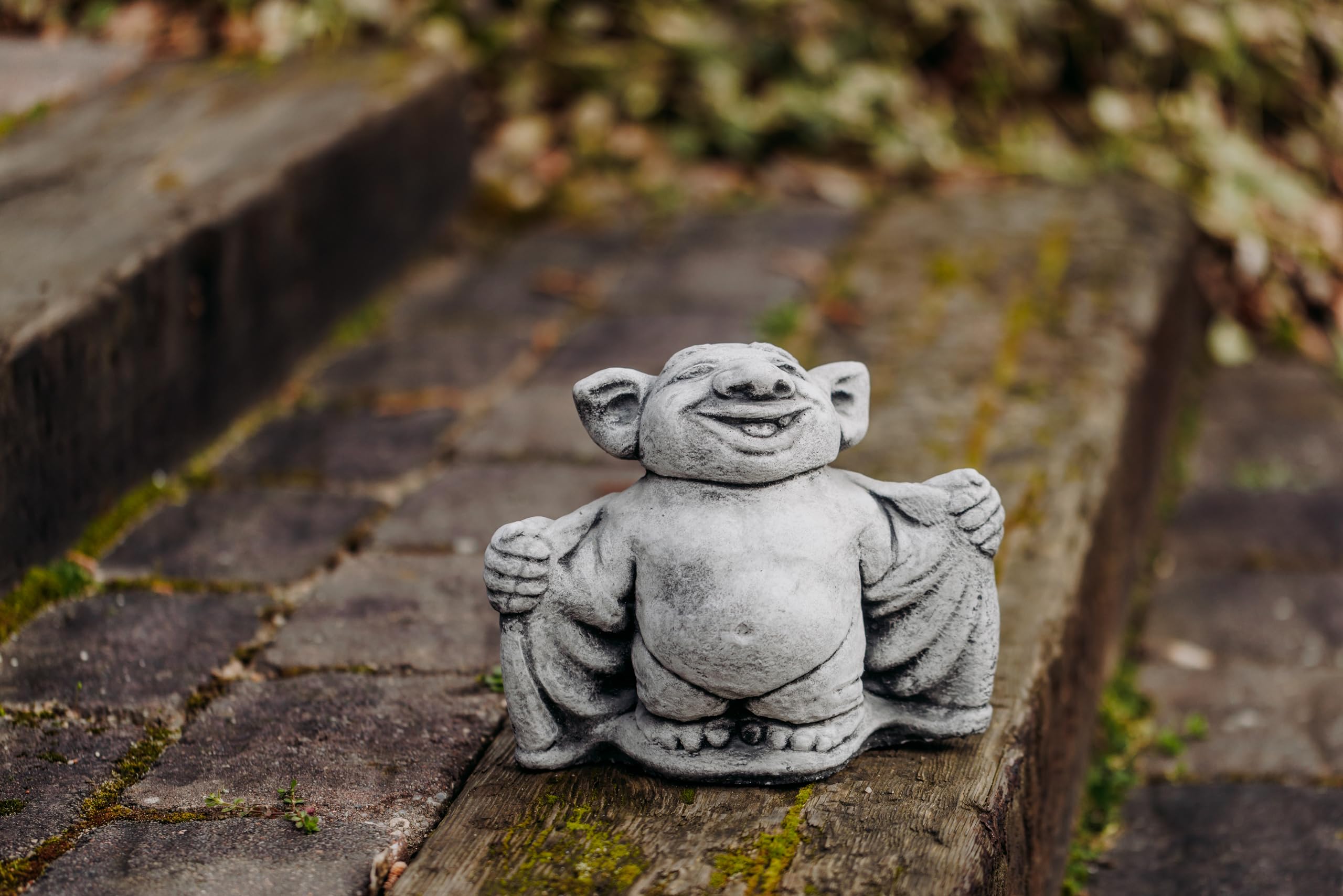 gartendekoparadies.de Massive Steinfigur Lustiger Troll Fledermaus Dracula, Grau, Höhe 20 cm, 4 kg, Figur aus Steinguss Frostsicher für den Außenbereich