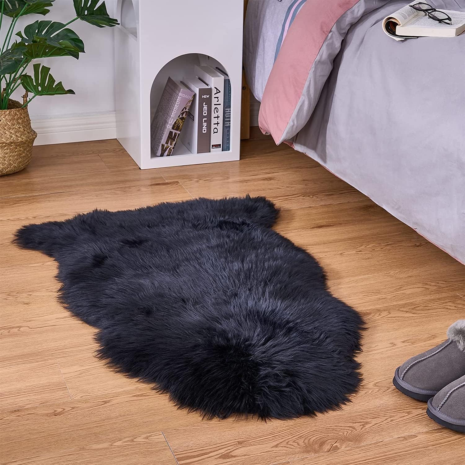 YIHAICFaux Fur Sheepskin Style Rug,Faux Fleece Fluffy Area Rugs Seat Pad Anti-Skid Yoga Carpet for Living Room Bedroom Sofa Floor(Black,50 x 80cm)