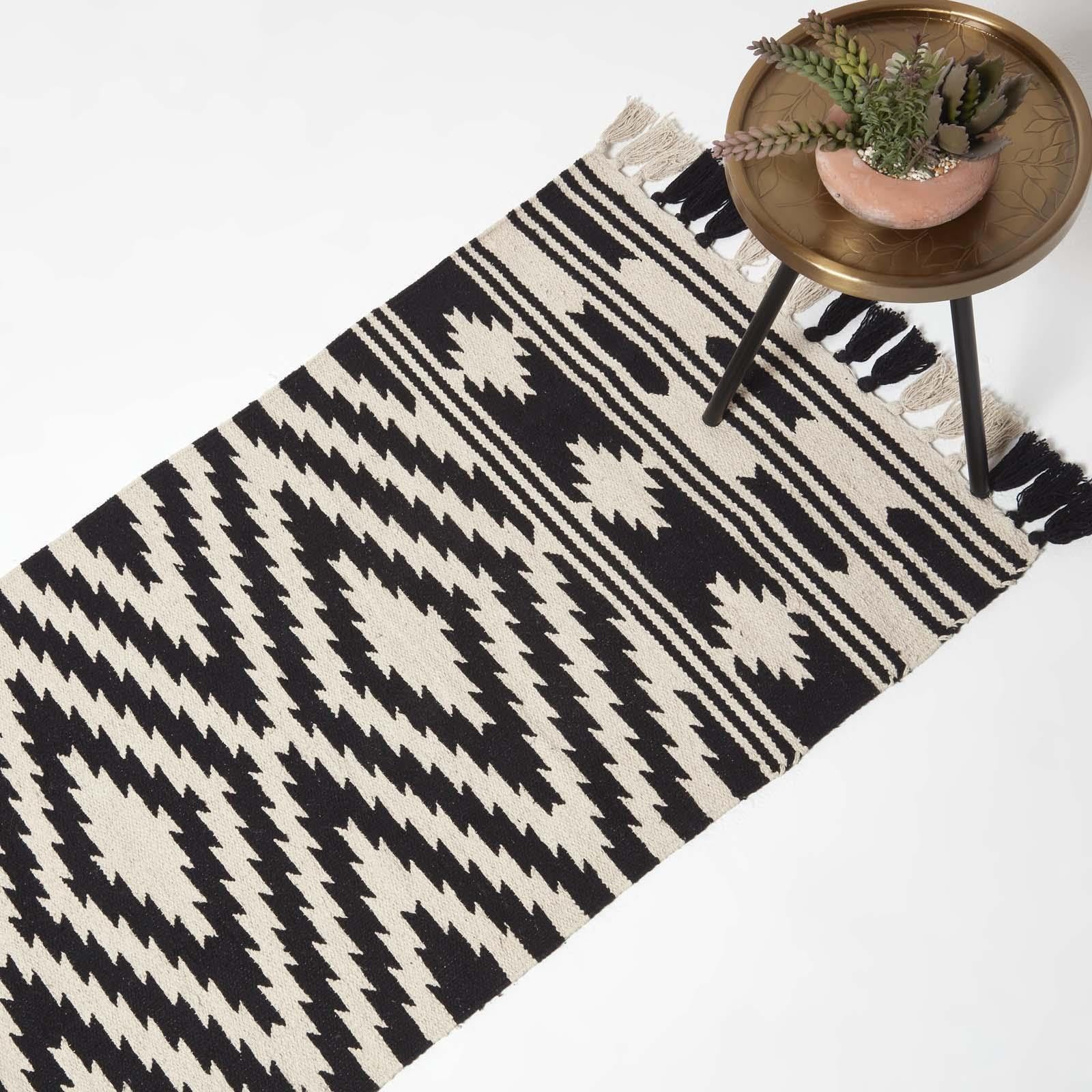 HOMESCAPES Tapis de Couloir Kilim en Coton, Tapis Long Noir et Blanc Dinan, Tapis de Salon Artisanal 66x200 cm