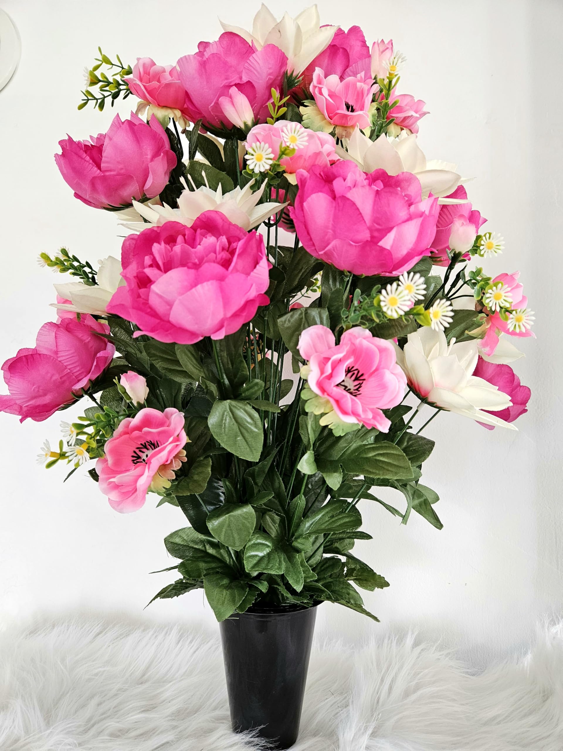 Composition de Fleurs Artificielles en Cône Lesté Ciment pour Une Parfaite Tenue à L' extérieur. Réalisé par Nos Soins Fleurs de qualité.