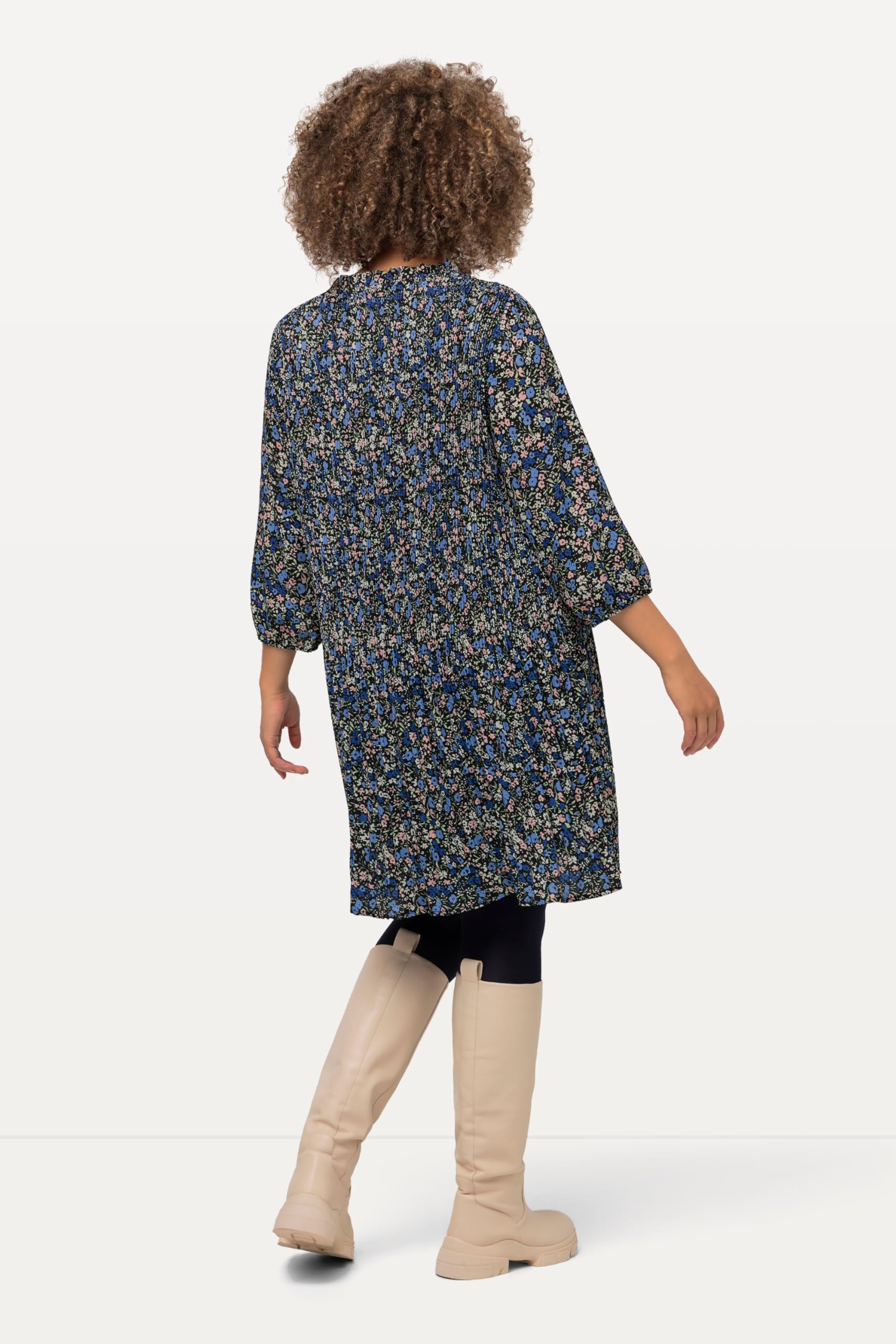 Ulla Popken Femme Grandes Tailles Robe Courte plissée avec Manches 3/4. Imprimé à Fleurs et col Montant avec ruchés. Marine 50+ 818129132-50+