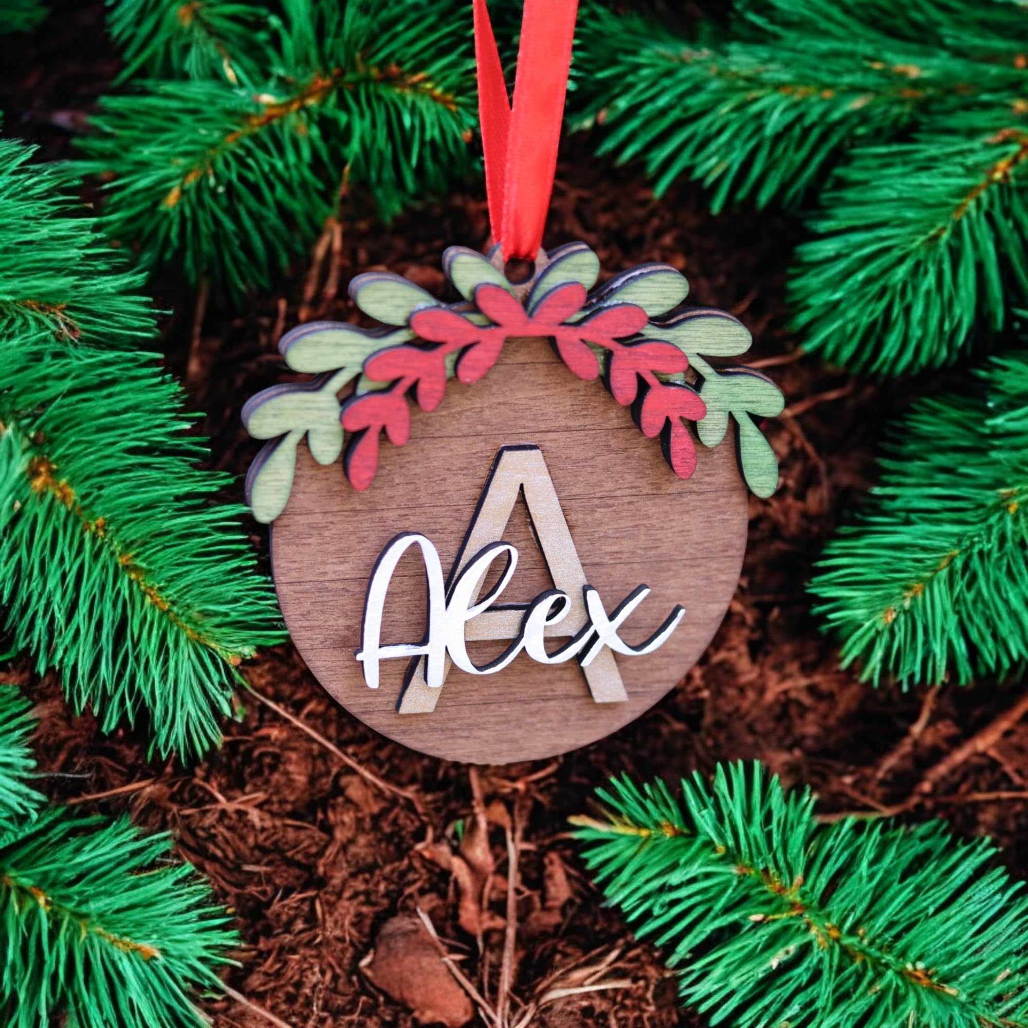 Personalisierte Weihnachtsdekoration aus Holz: individueller Name, handbemalt (6)
